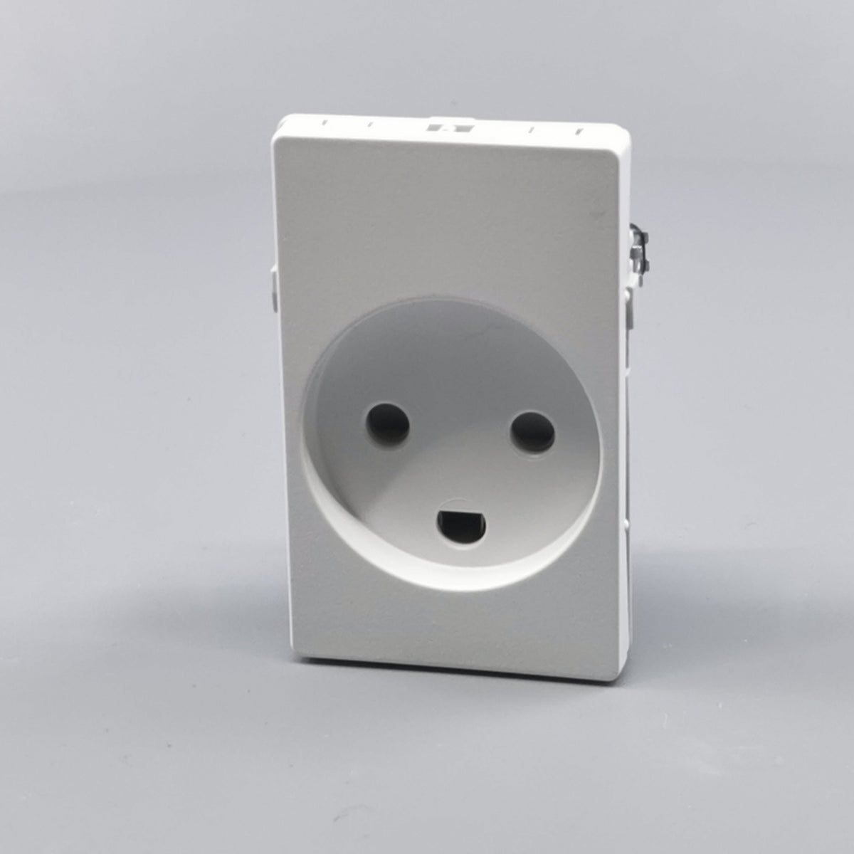 Fuga stikkontakt med jord 1½ modul 2-pol - hvid (360° frame 2)