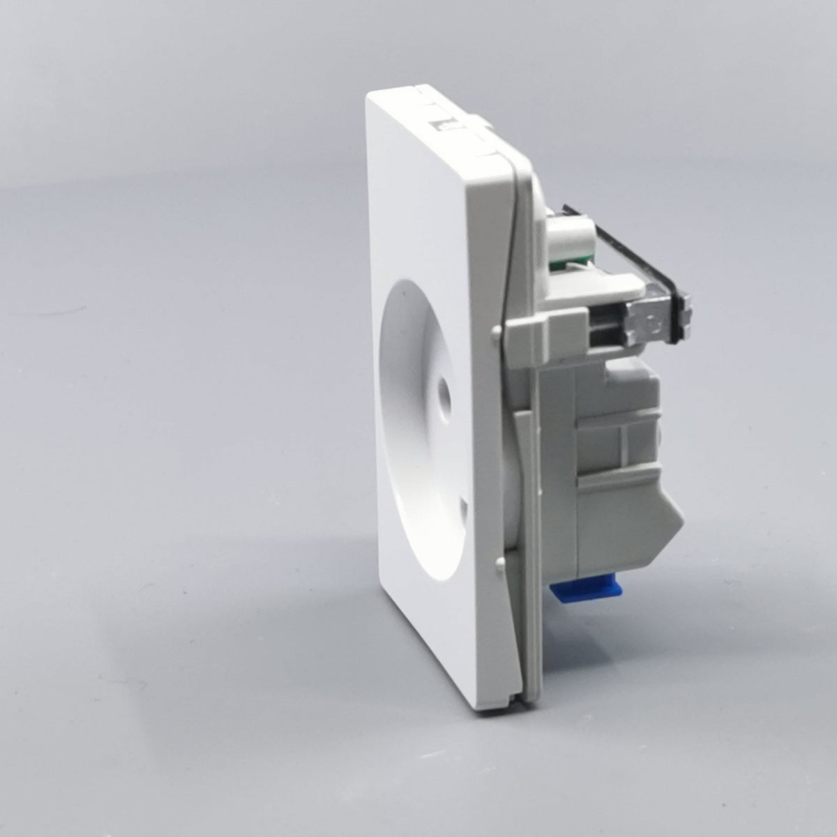 Fuga stikkontakt med jord 1½ modul 2-pol - hvid (360° frame 6)