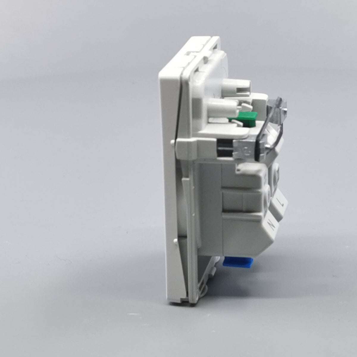 Fuga stikkontakt med jord 1½ modul 2-pol - hvid (360° frame 8)