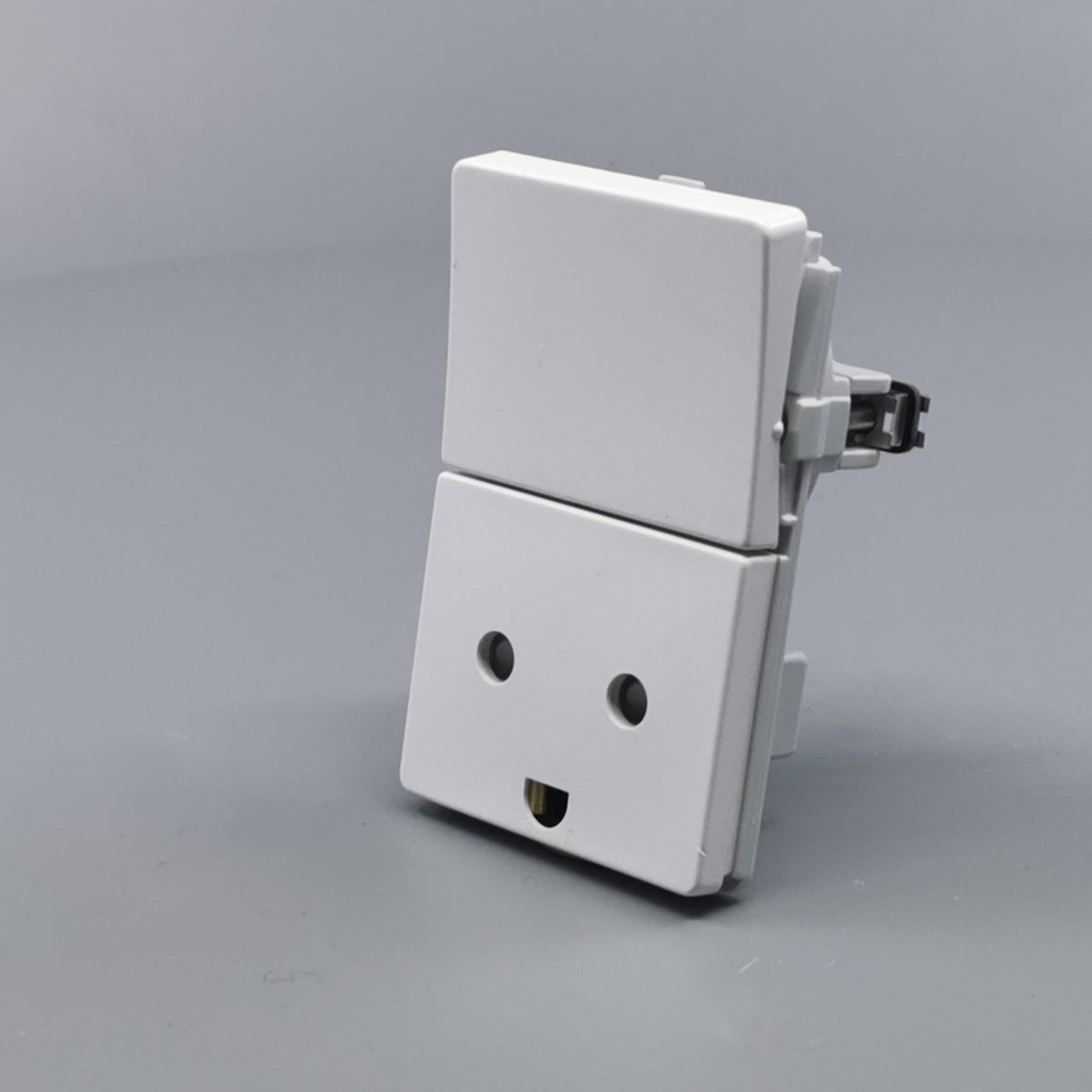 Fuga stikkontakt med jord og afbryder 1½ modul 2-pol - hvid (360° frame 4)