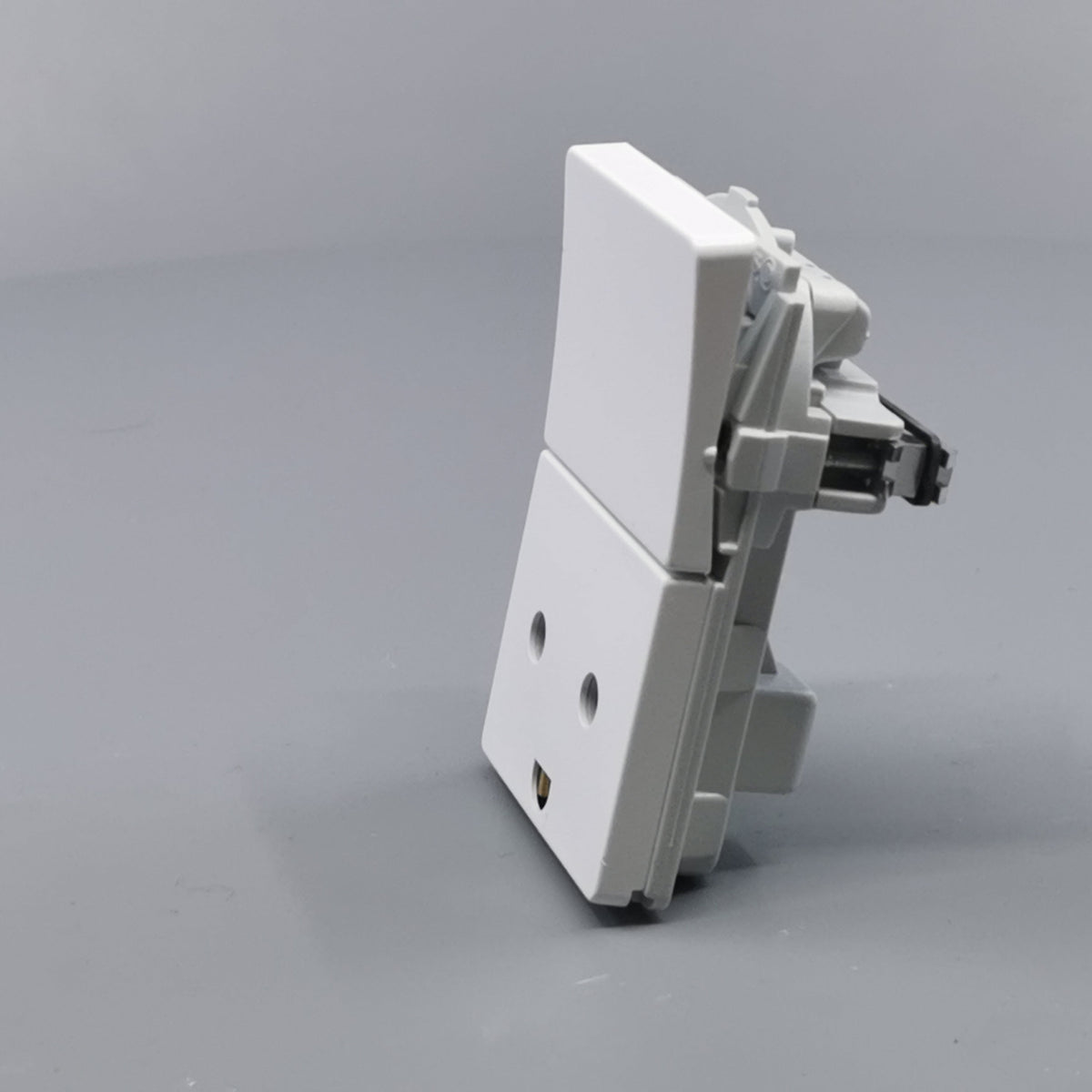 Fuga stikkontakt med jord og afbryder 1½ modul 2-pol - hvid (360° frame 6)