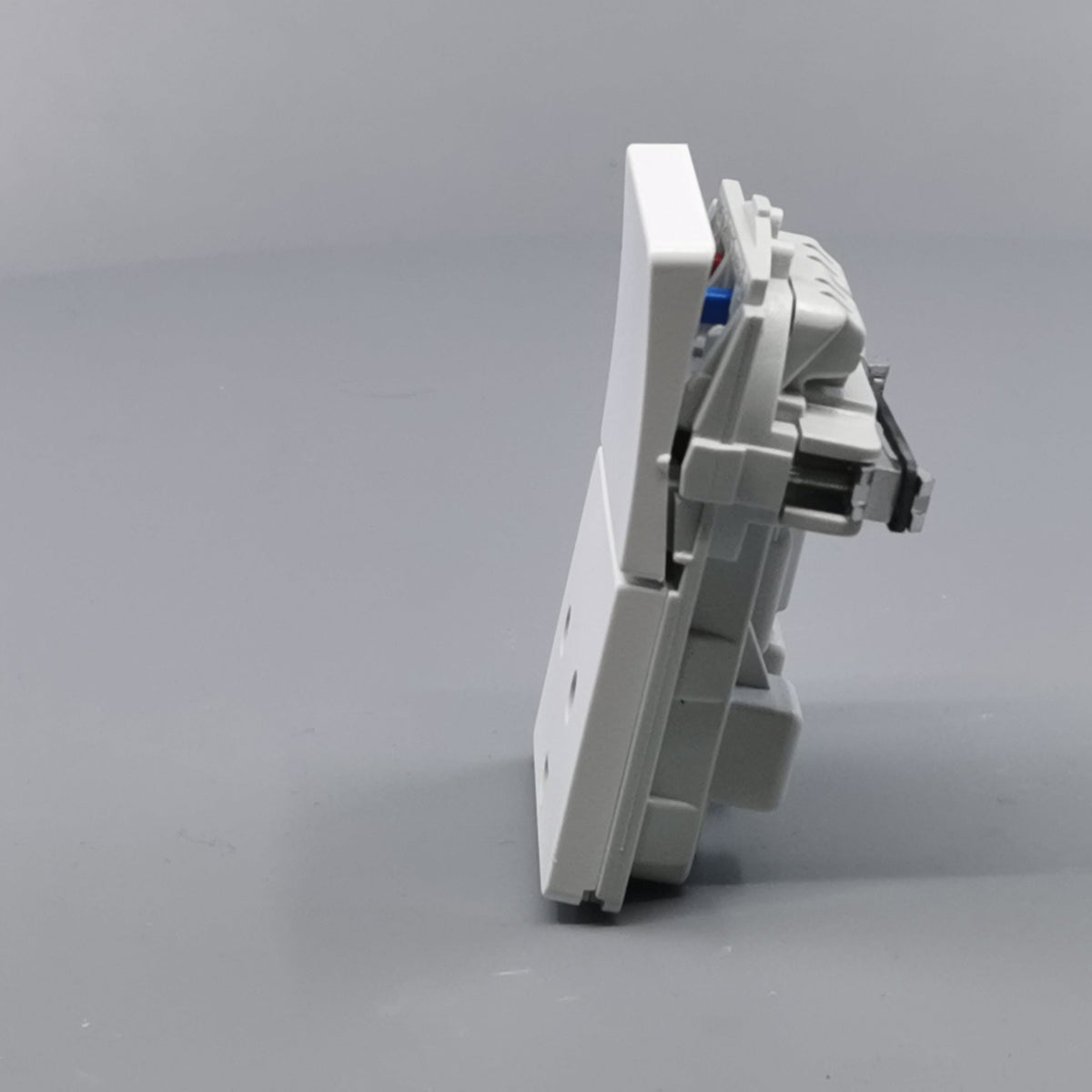 Fuga stikkontakt med jord og afbryder 1½ modul 2-pol - hvid (360° frame 7)
