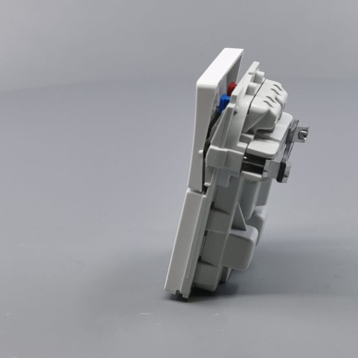 Fuga stikkontakt med jord og afbryder 1½ modul 2-pol - hvid (360° frame 8)
