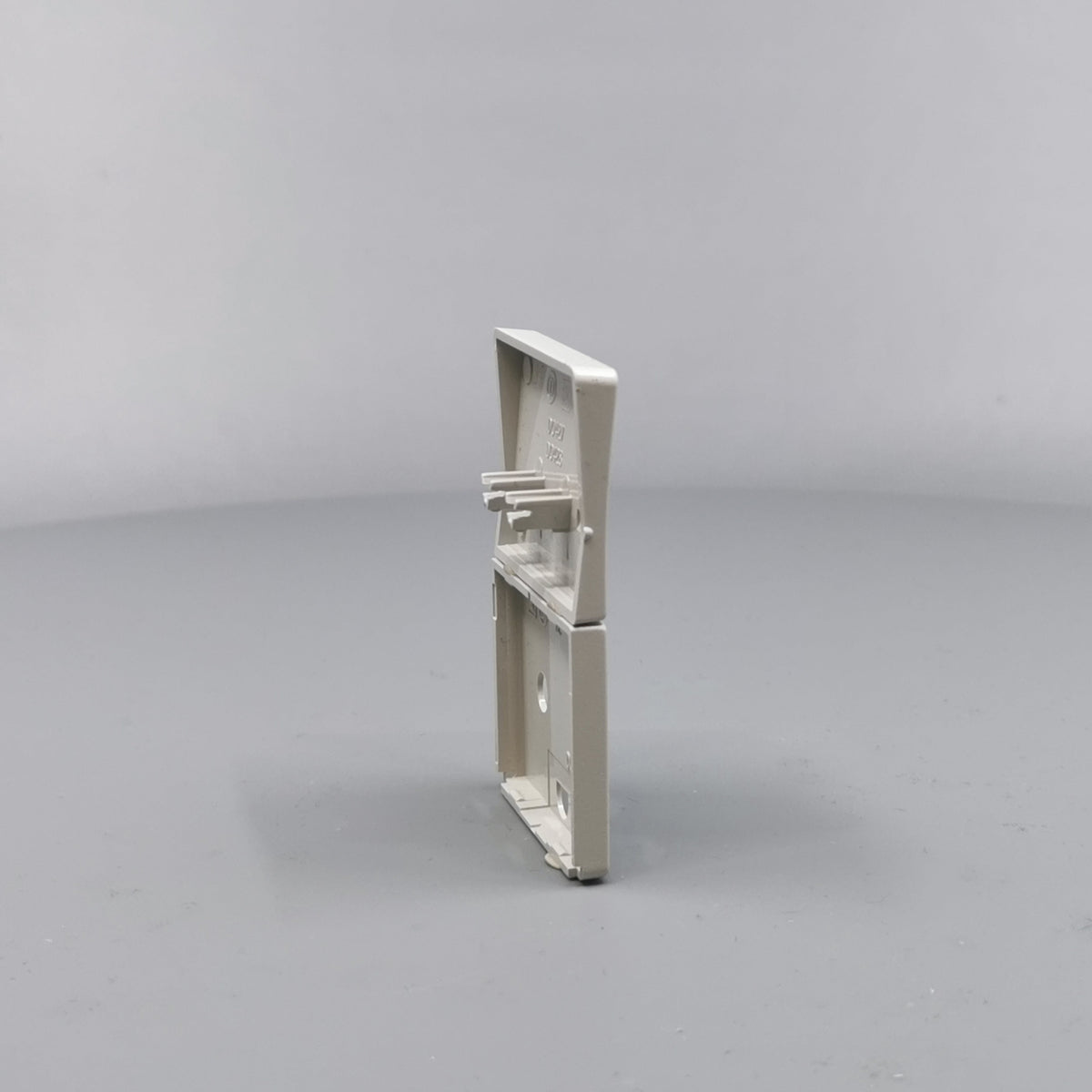 Fuga Tangent stikkontakt med jord lysegrå (360° frame 18)