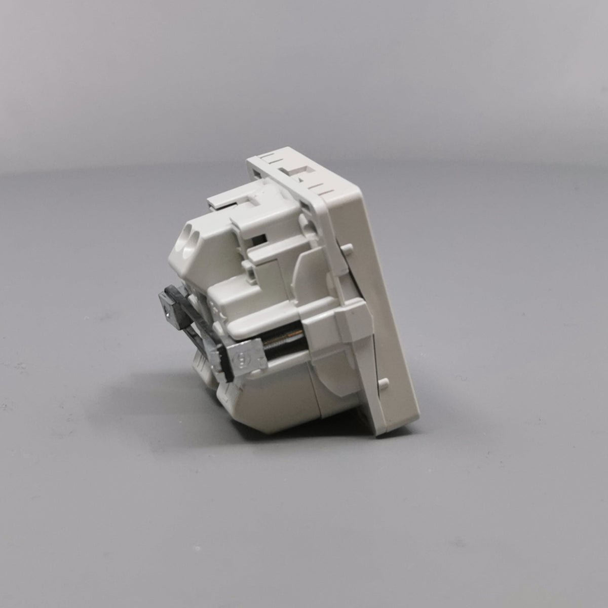 Fuga Stikkontakt 1 modul 2-pol med jord lysegrå (360° frame 18)