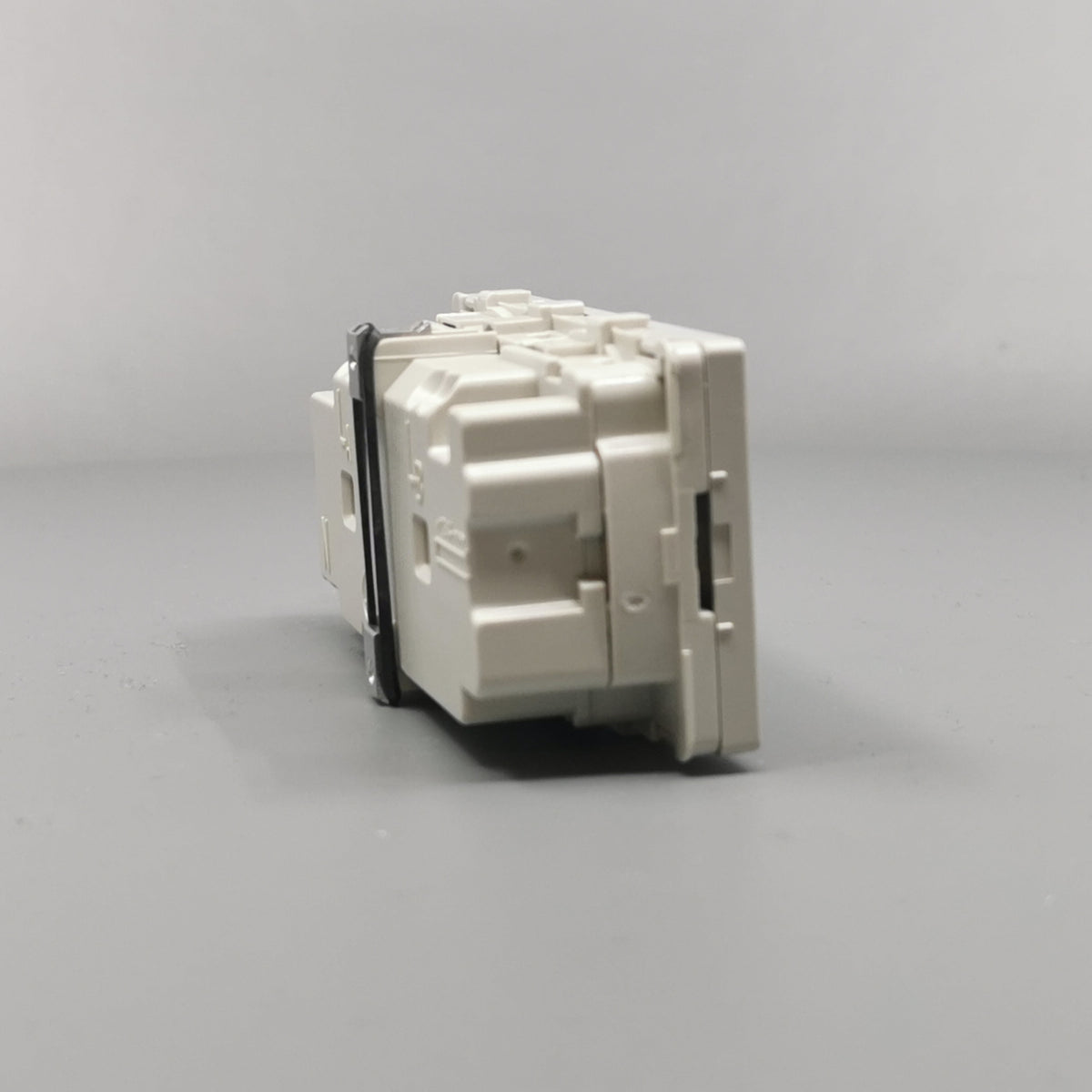 Stikkontakt 2 modul 2 tænd. 2-pol m. jord lysegrå (360° frame 18)
