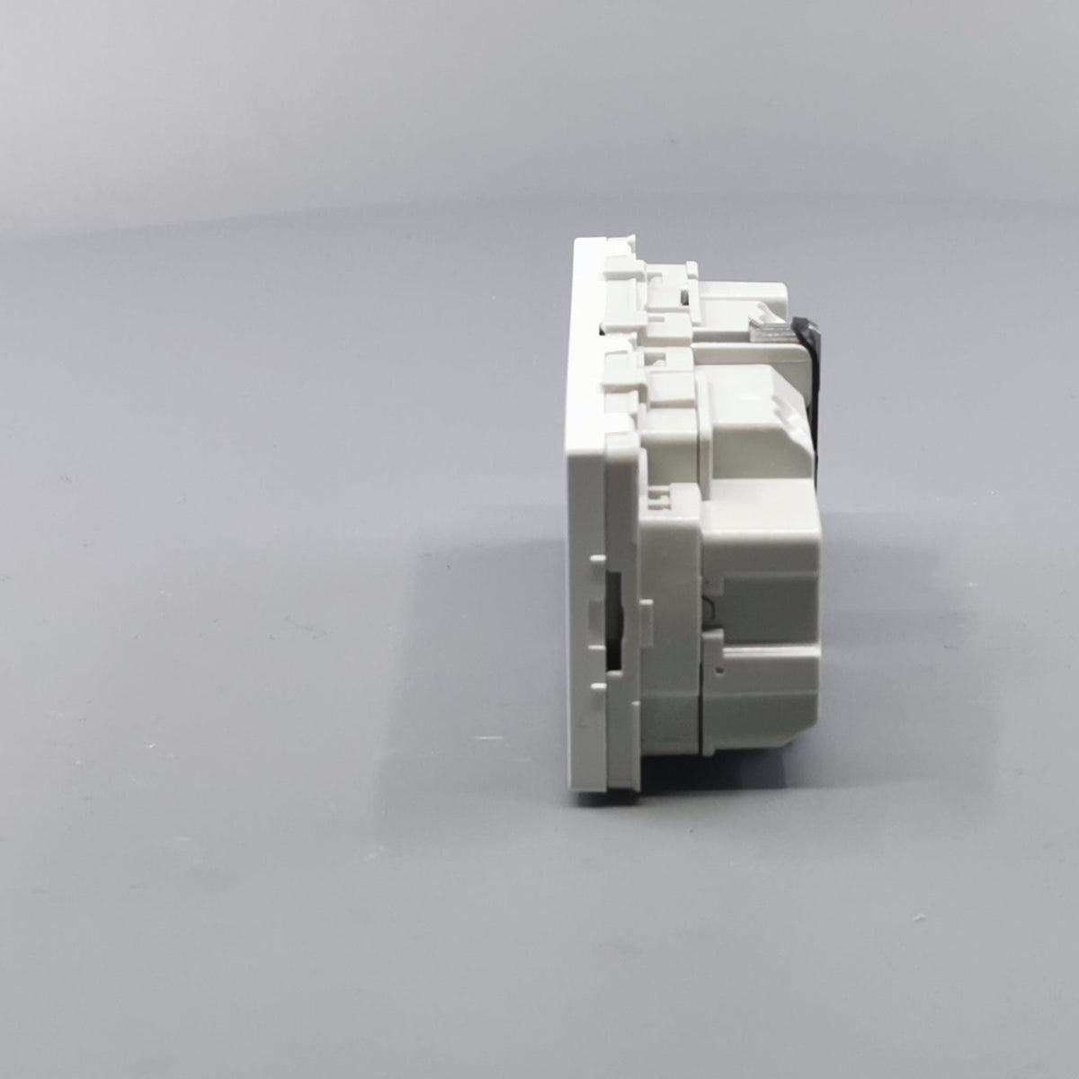 Fuga stikkontakt med jord 2 modul 2-pol - hvid (360° frame 7)