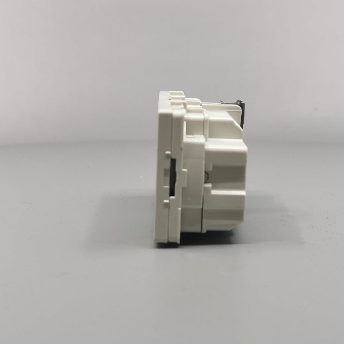 Fuga Stikkontakt 2 modul 2-pol med jord lysegrå (360° frame 7)