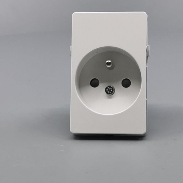Fuga stikkontakt m. pindjord 1½ modul 2-pol - hvid (360° frame 27)