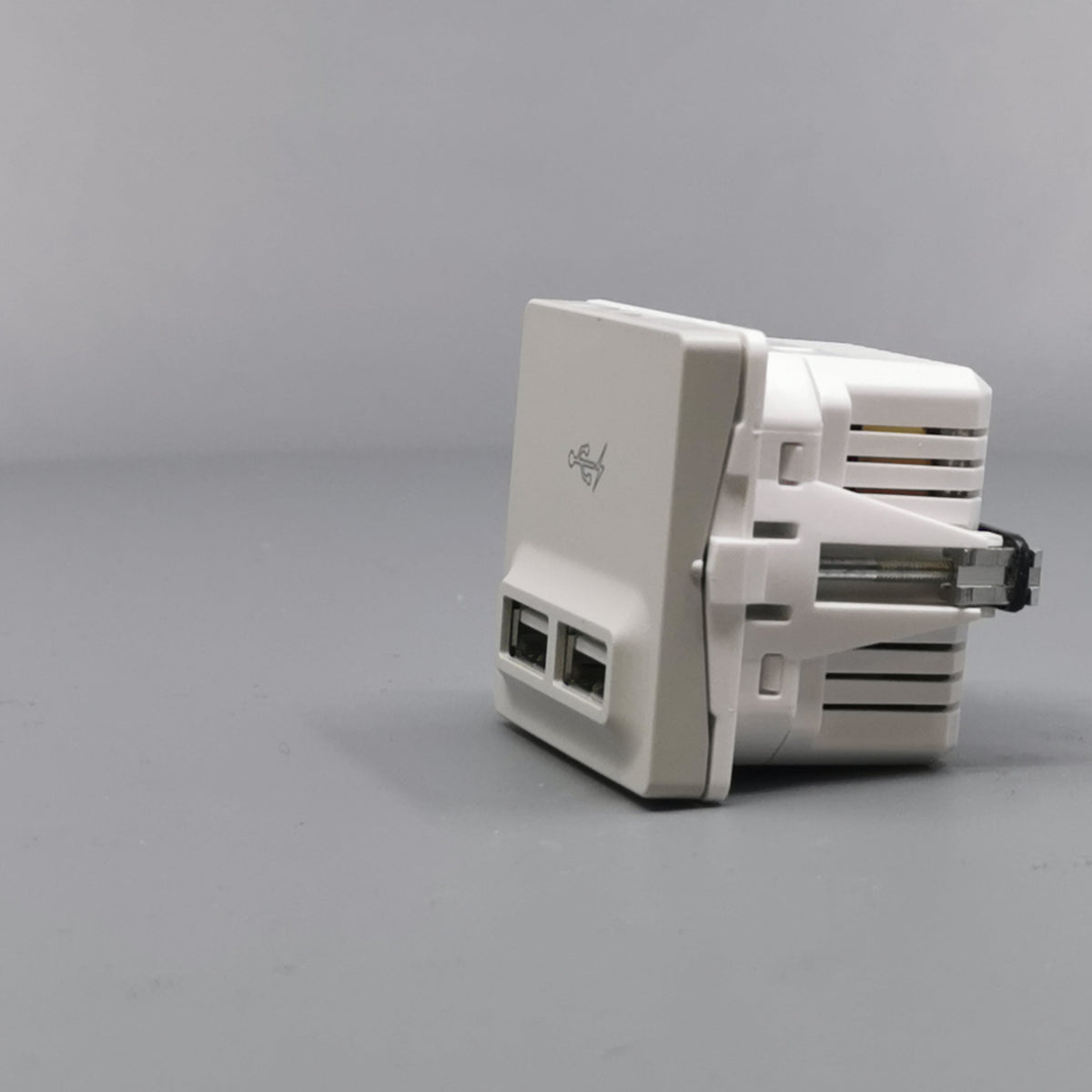 LK Fuga 2xUSB lader 2,1A 1 modul lysegrå (360° frame 6)