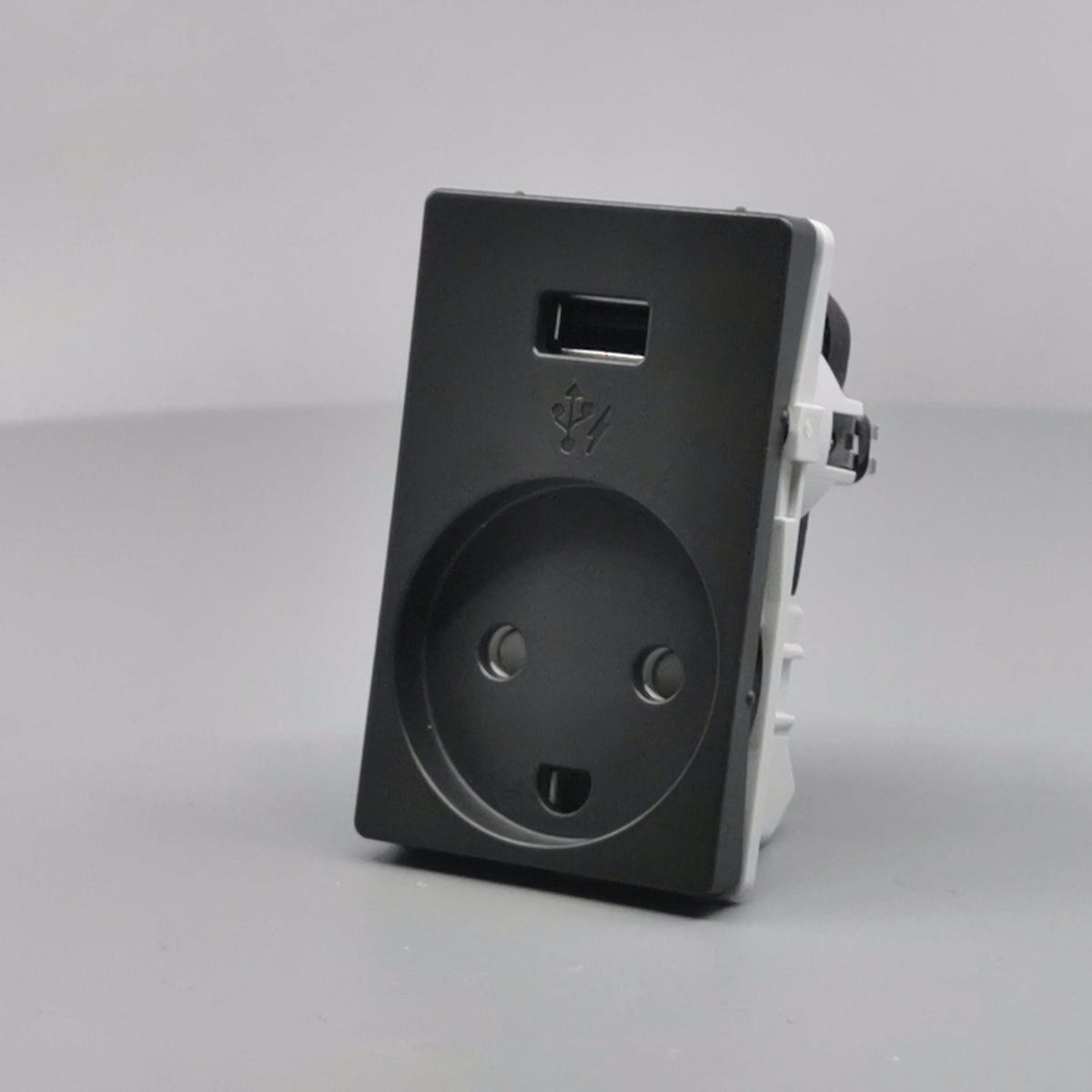 FUGA Stikkontakt med USB-lader og Jord Koksgrå (360° frame 3)