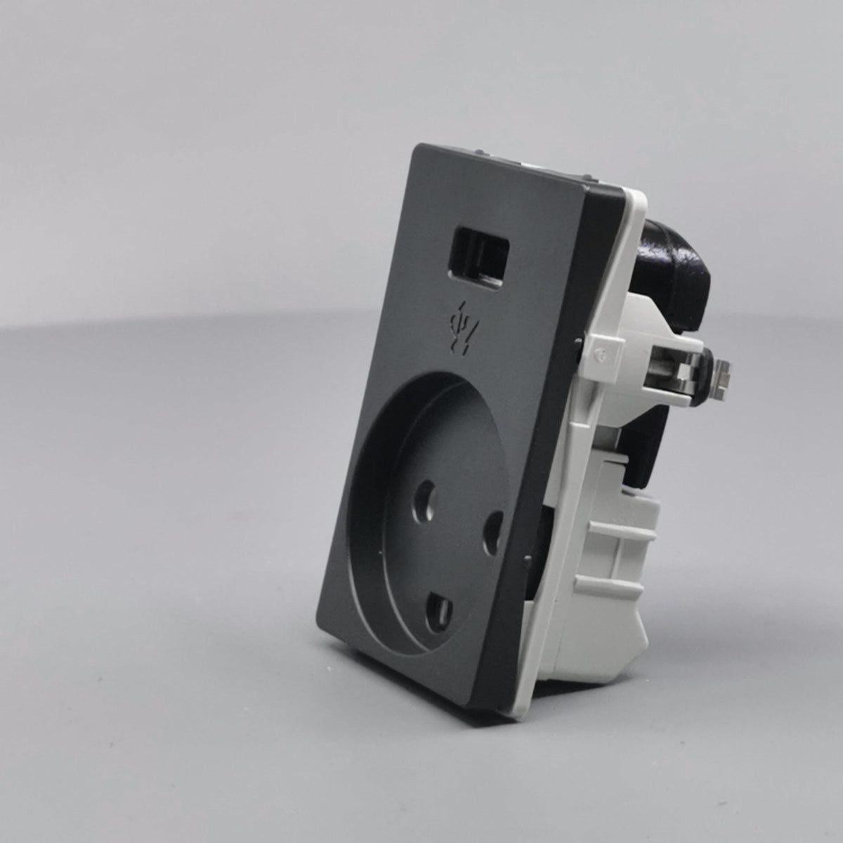 FUGA Stikkontakt med USB-lader og Jord Koksgrå (360° frame 5)