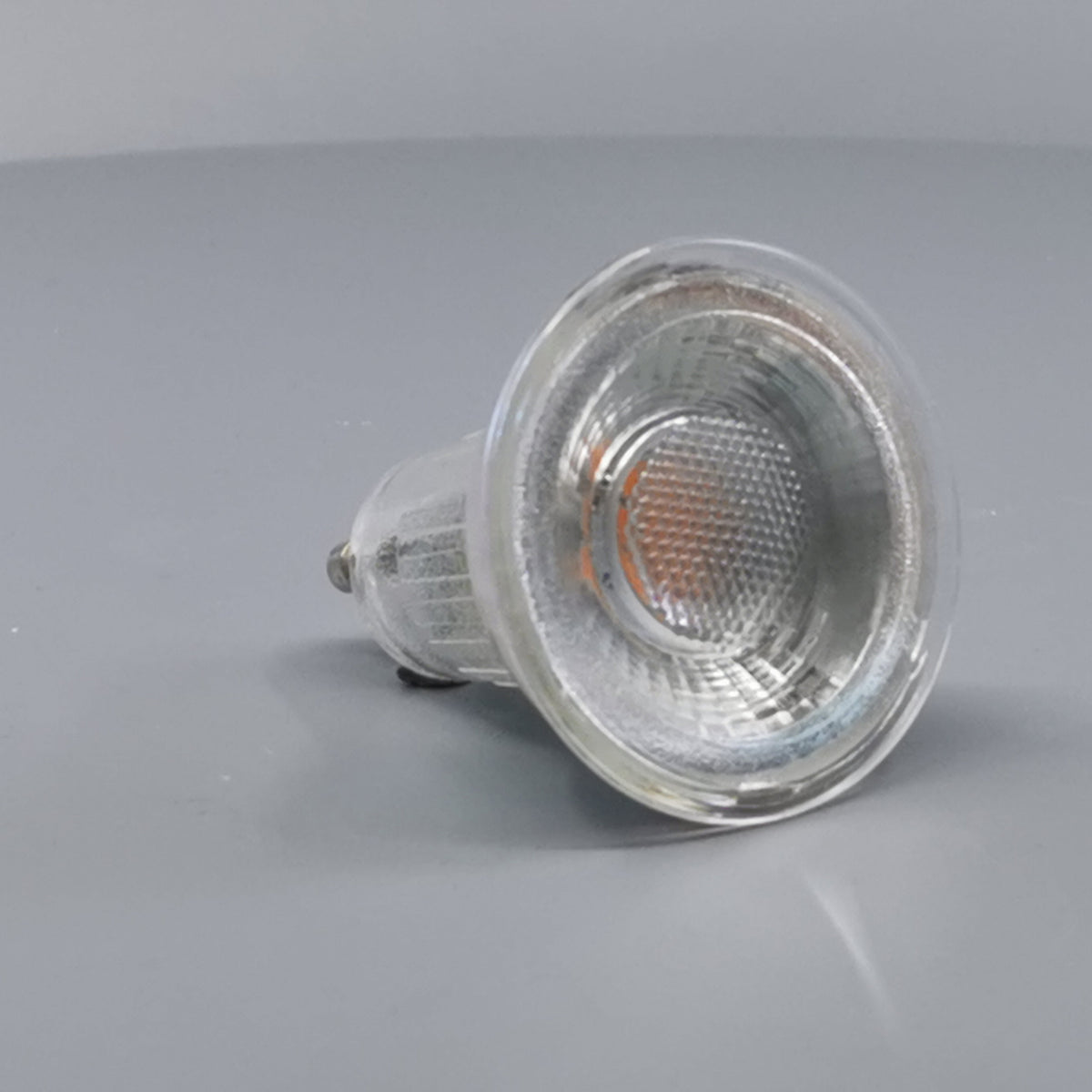 Diolux 4,7W GU10 3-trinsdæmpbar LED pære 3000K 38° (360° frame 19)
