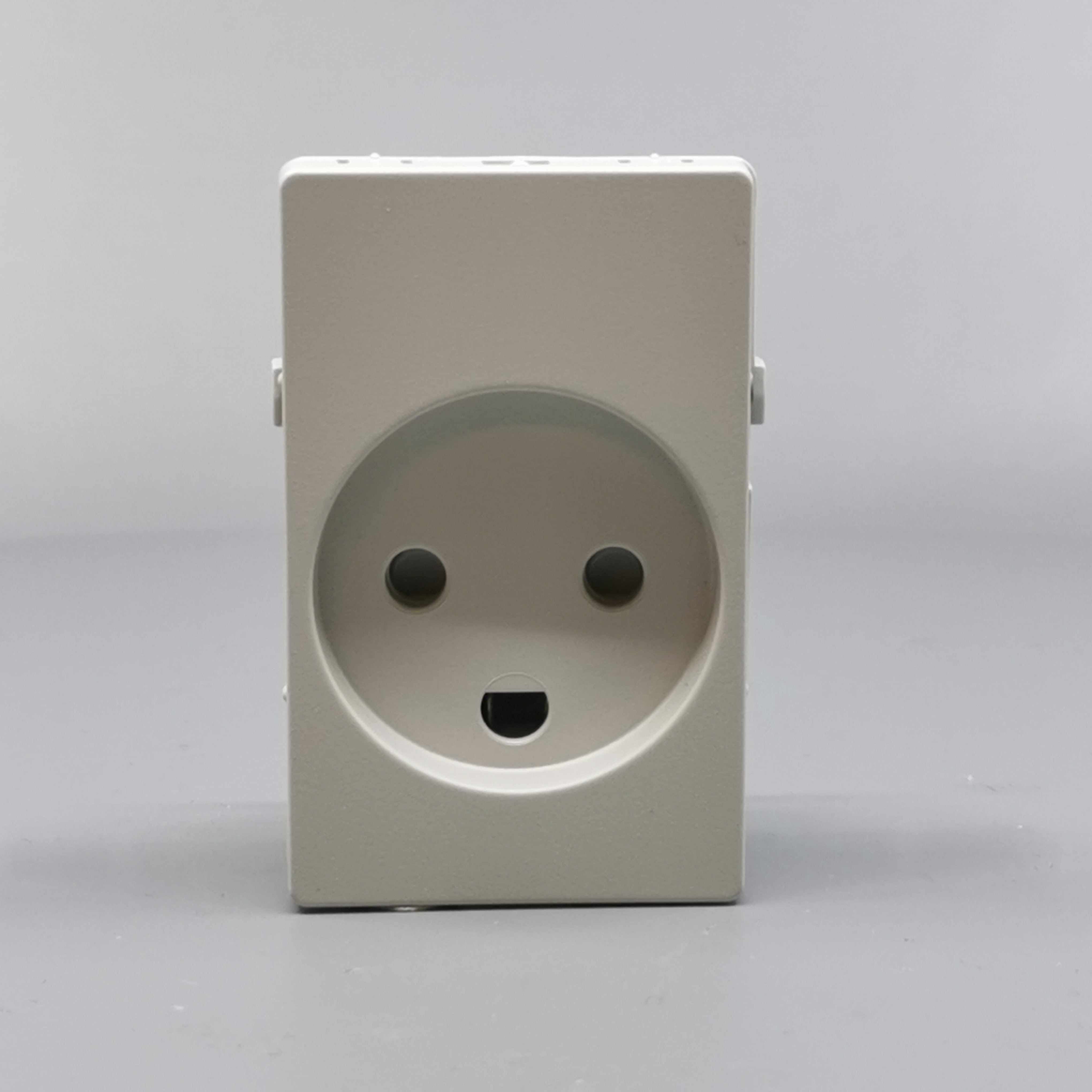 Fuga Stikkontakt 1½modul 2-pol med jord lysegrå