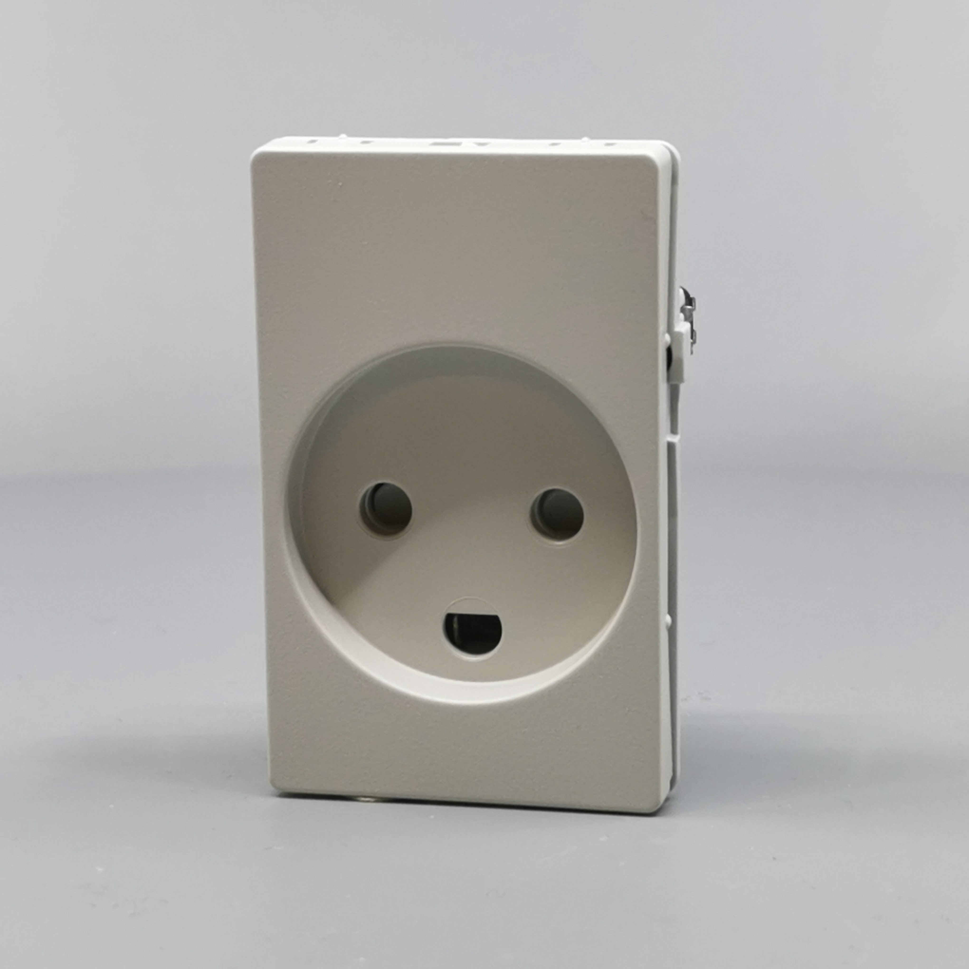 Fuga Stikkontakt 1½modul 2-pol med jord lysegrå