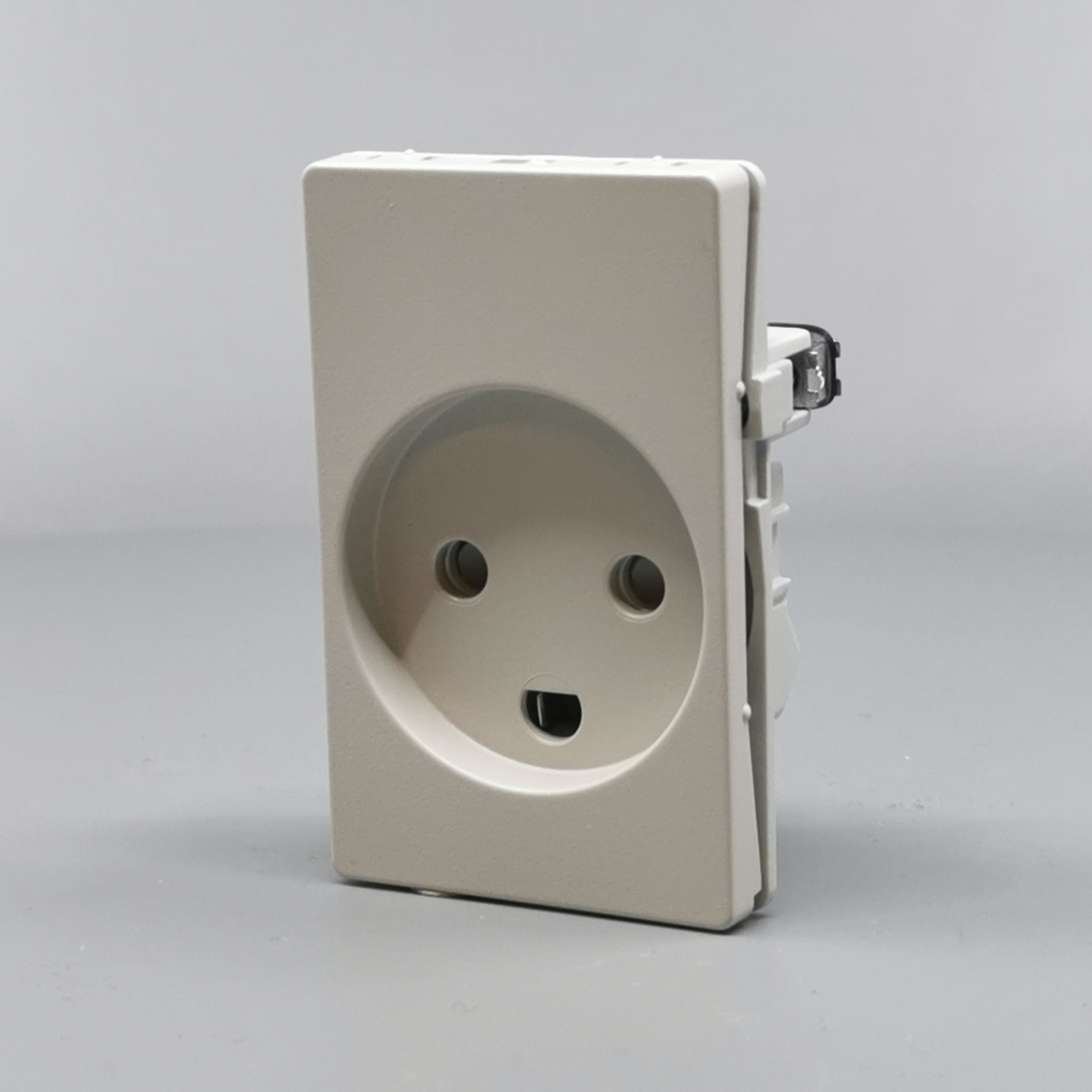 Fuga Stikkontakt 1½modul 2-pol med jord lysegrå