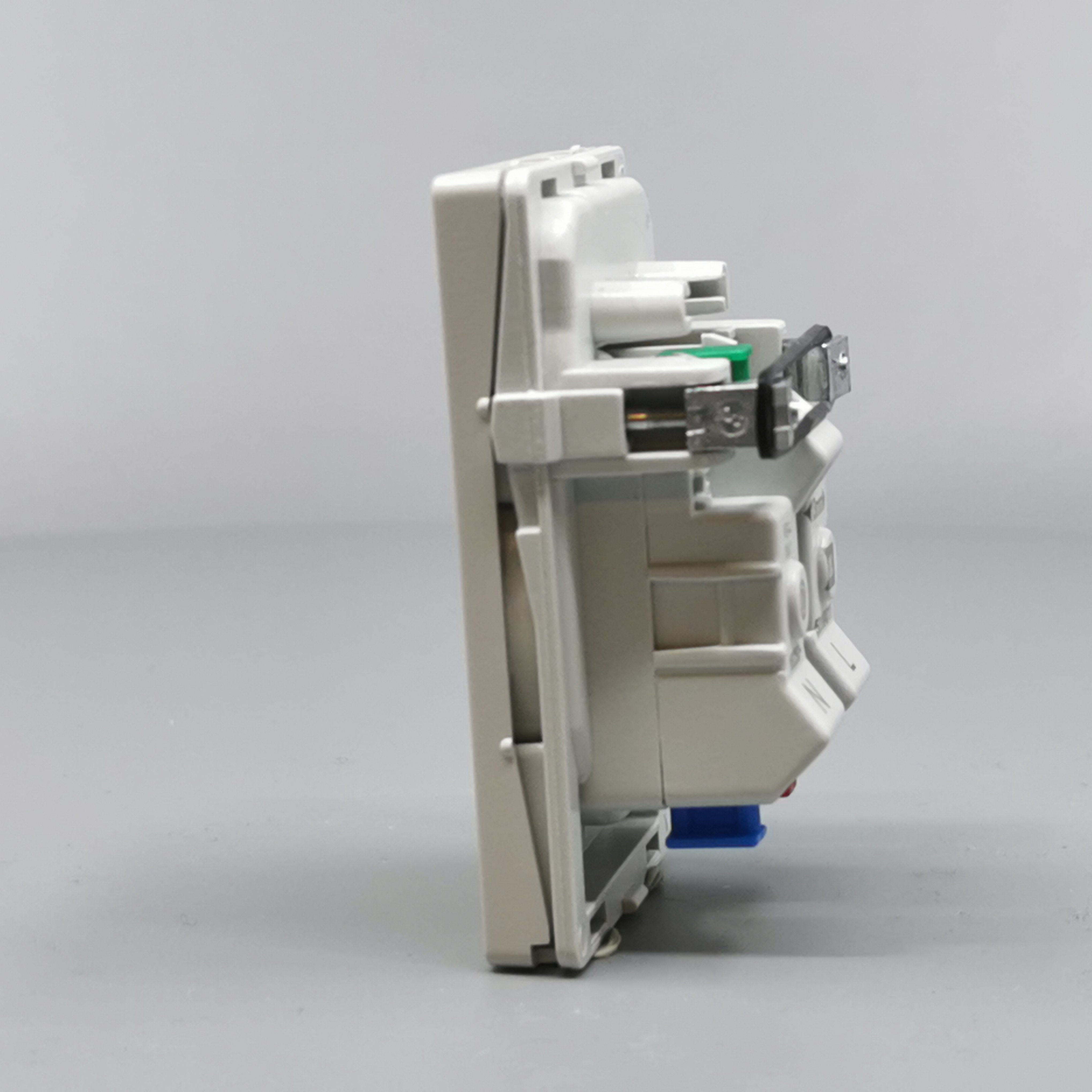 Fuga Stikkontakt 1½modul 2-pol med jord lysegrå