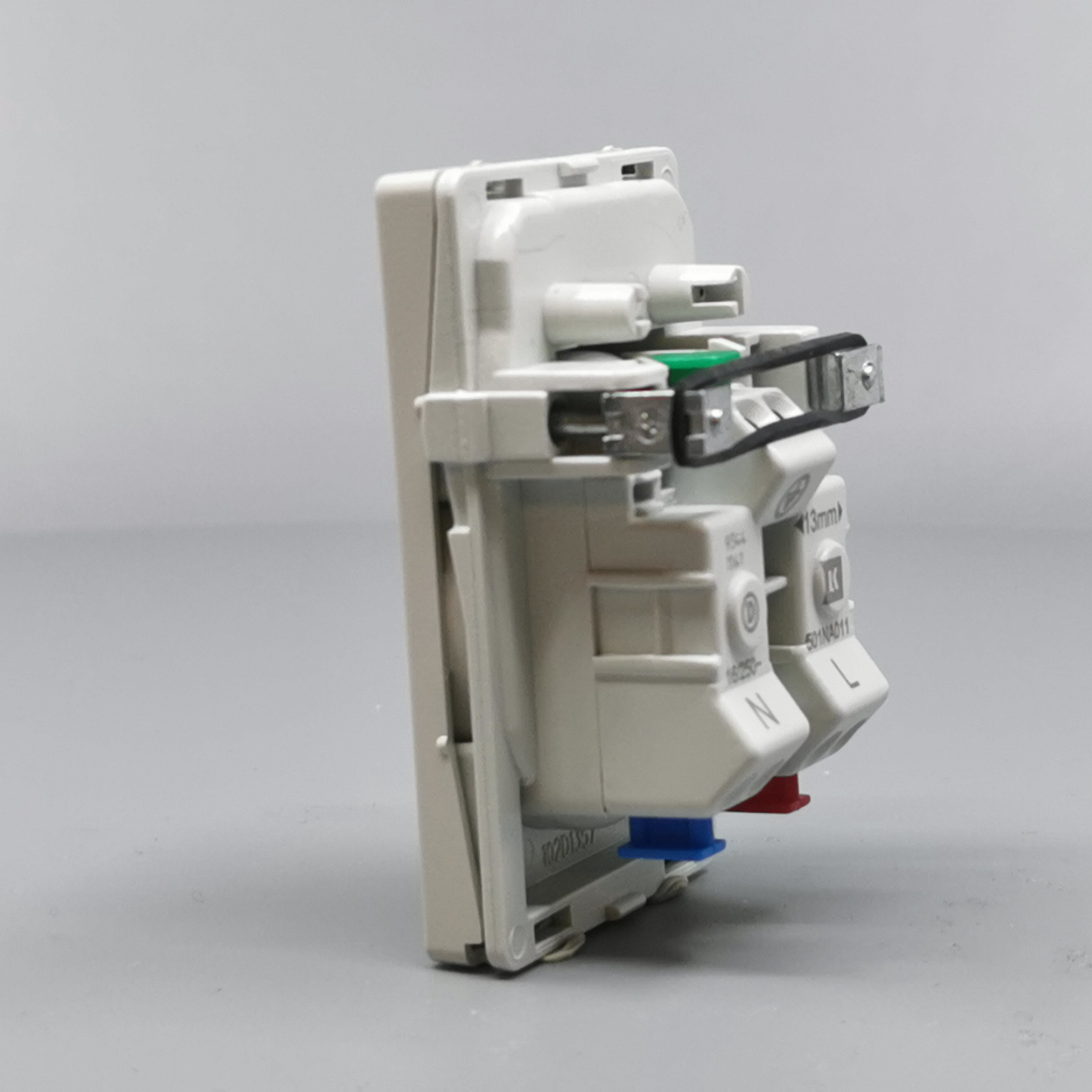 Fuga Stikkontakt 1½modul 2-pol med jord lysegrå