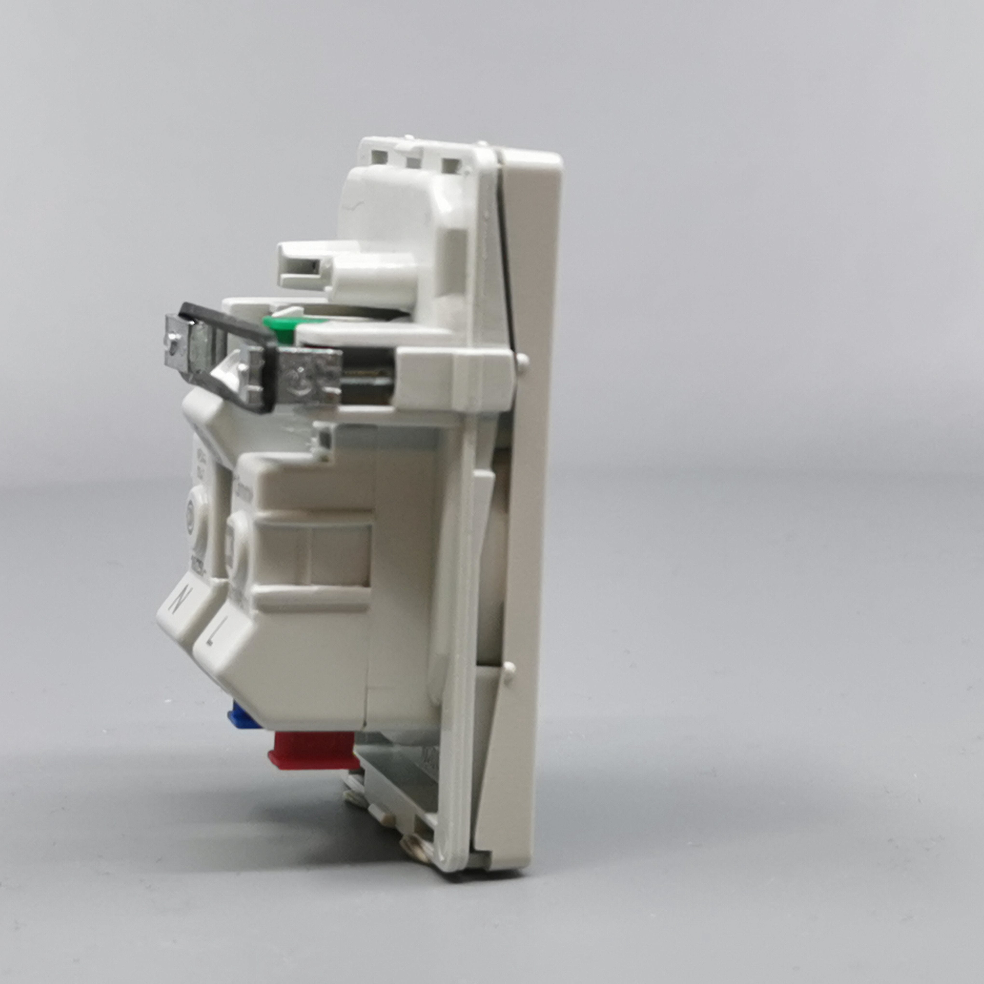 Fuga Stikkontakt 1½modul 2-pol med jord lysegrå