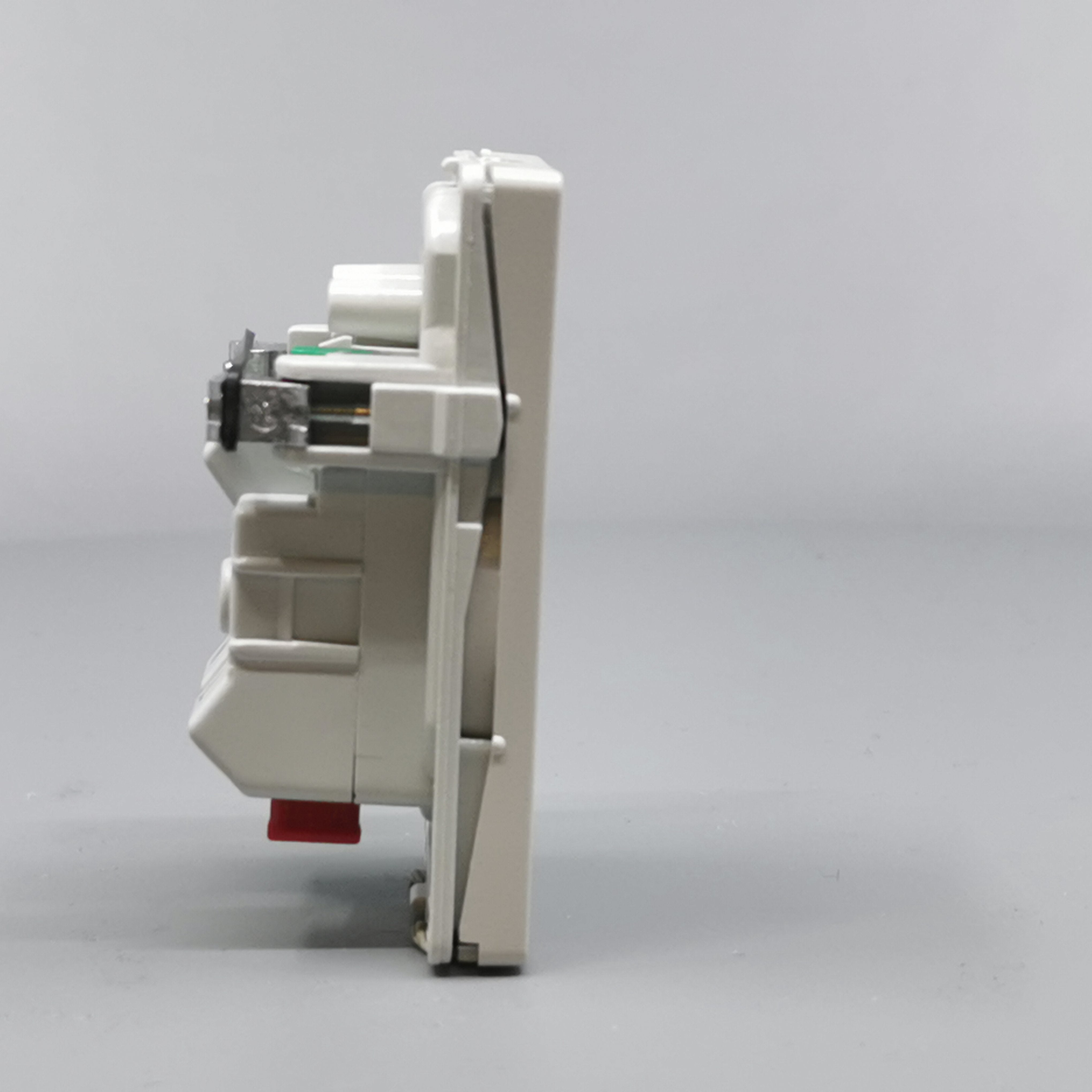 Fuga Stikkontakt 1½modul 2-pol med jord lysegrå