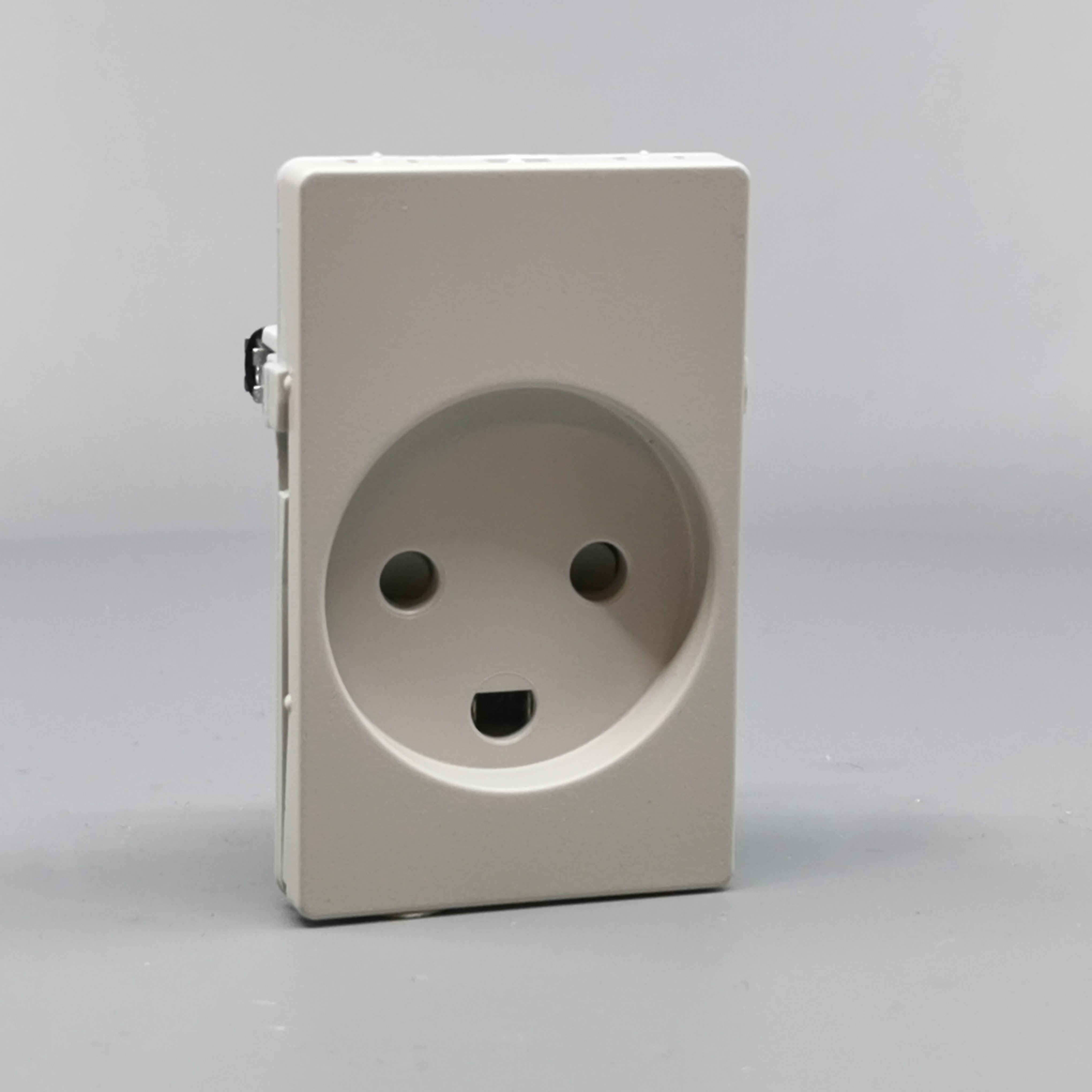 Fuga Stikkontakt 1½modul 2-pol med jord lysegrå