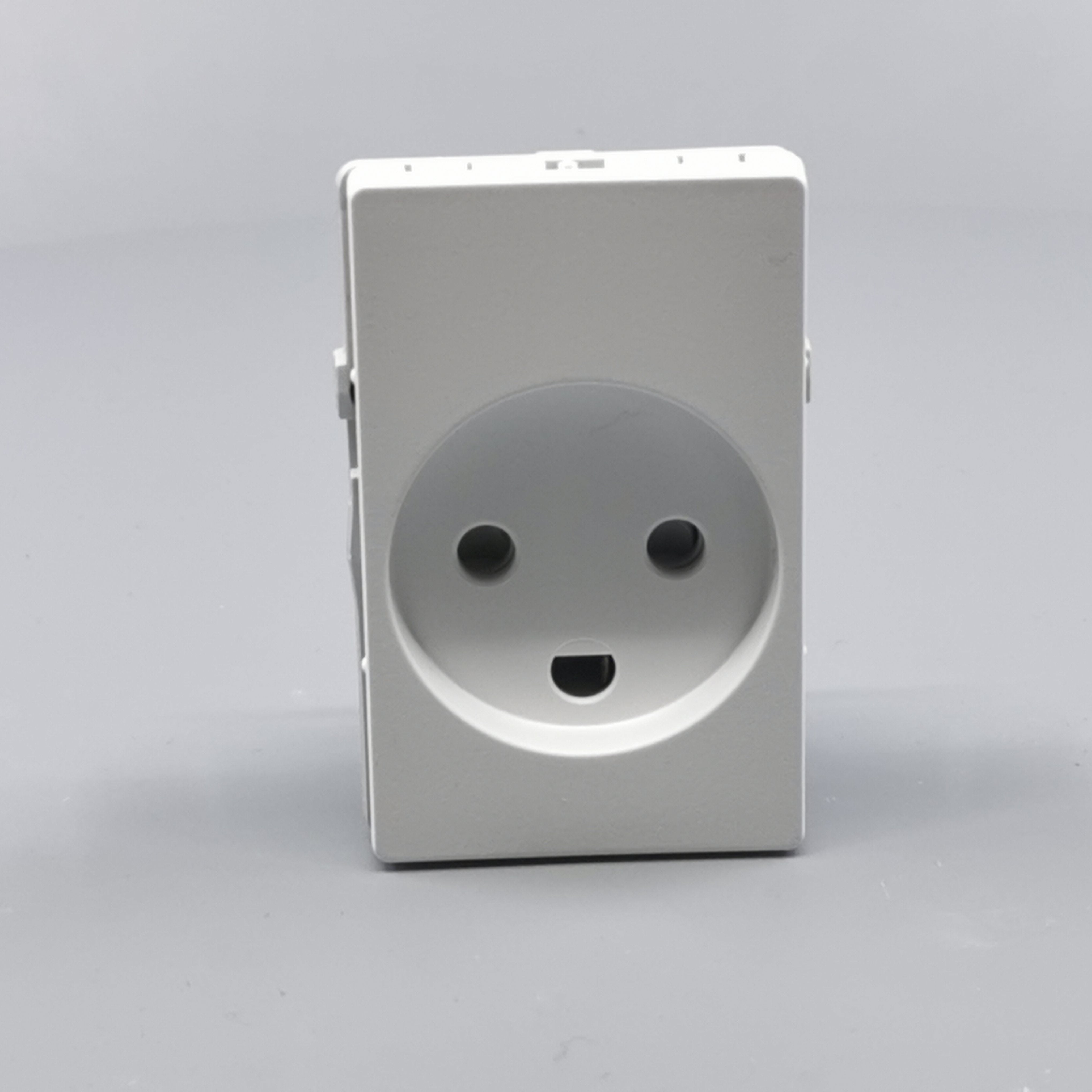 Fuga stikkontakt med jord 1½ modul 2-pol - hvid