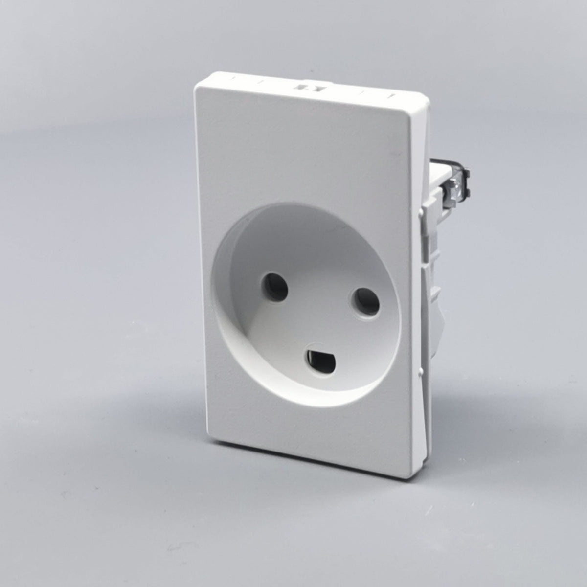 Fuga stikkontakt med jord 1½ modul 2-pol - hvid (360° frame 3)
