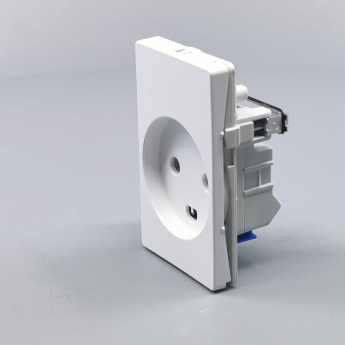 Fuga stikkontakt med jord 1½ modul 2-pol - hvid (360° frame 5)