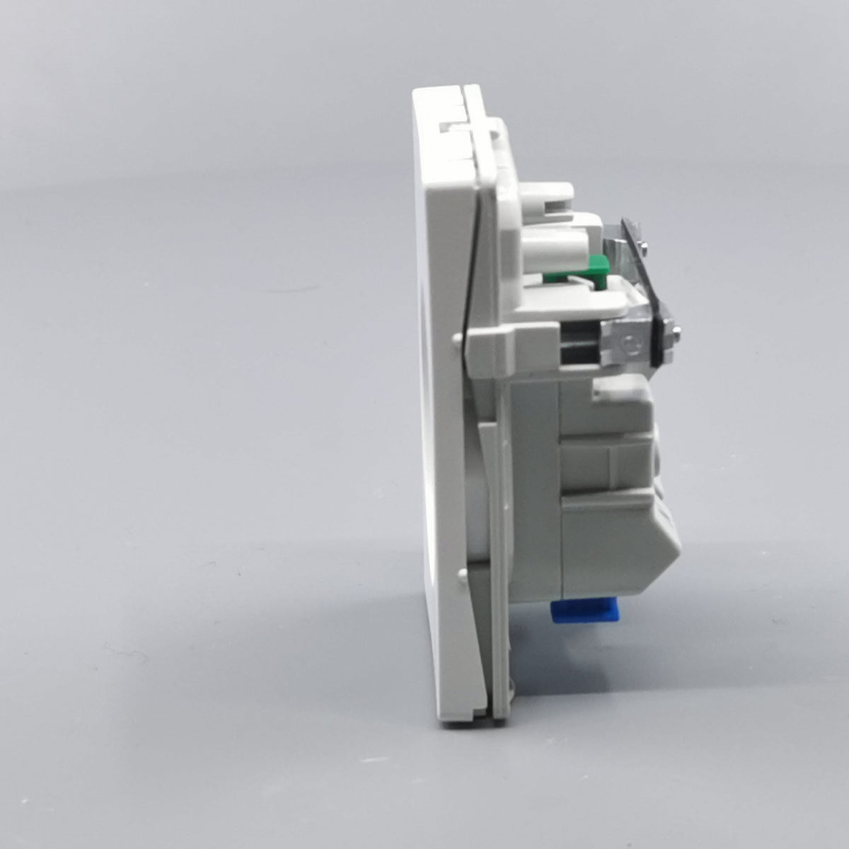 Fuga stikkontakt med jord 1½ modul 2-pol - hvid (360° frame 7)