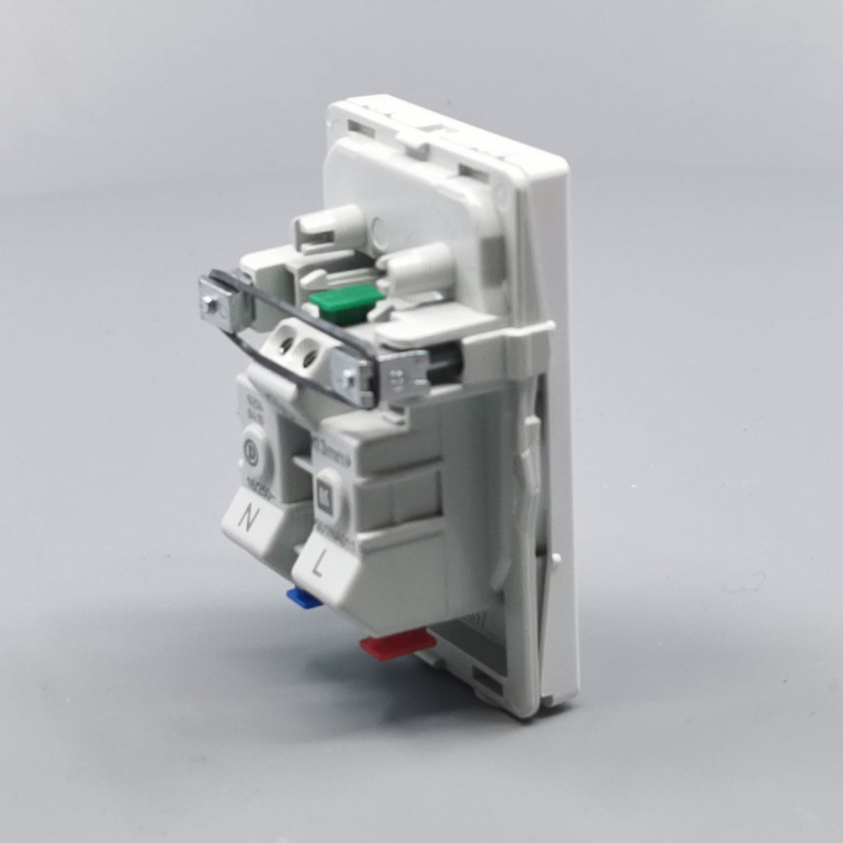 Fuga stikkontakt med jord 1½ modul 2-pol - hvid (360° frame 17)