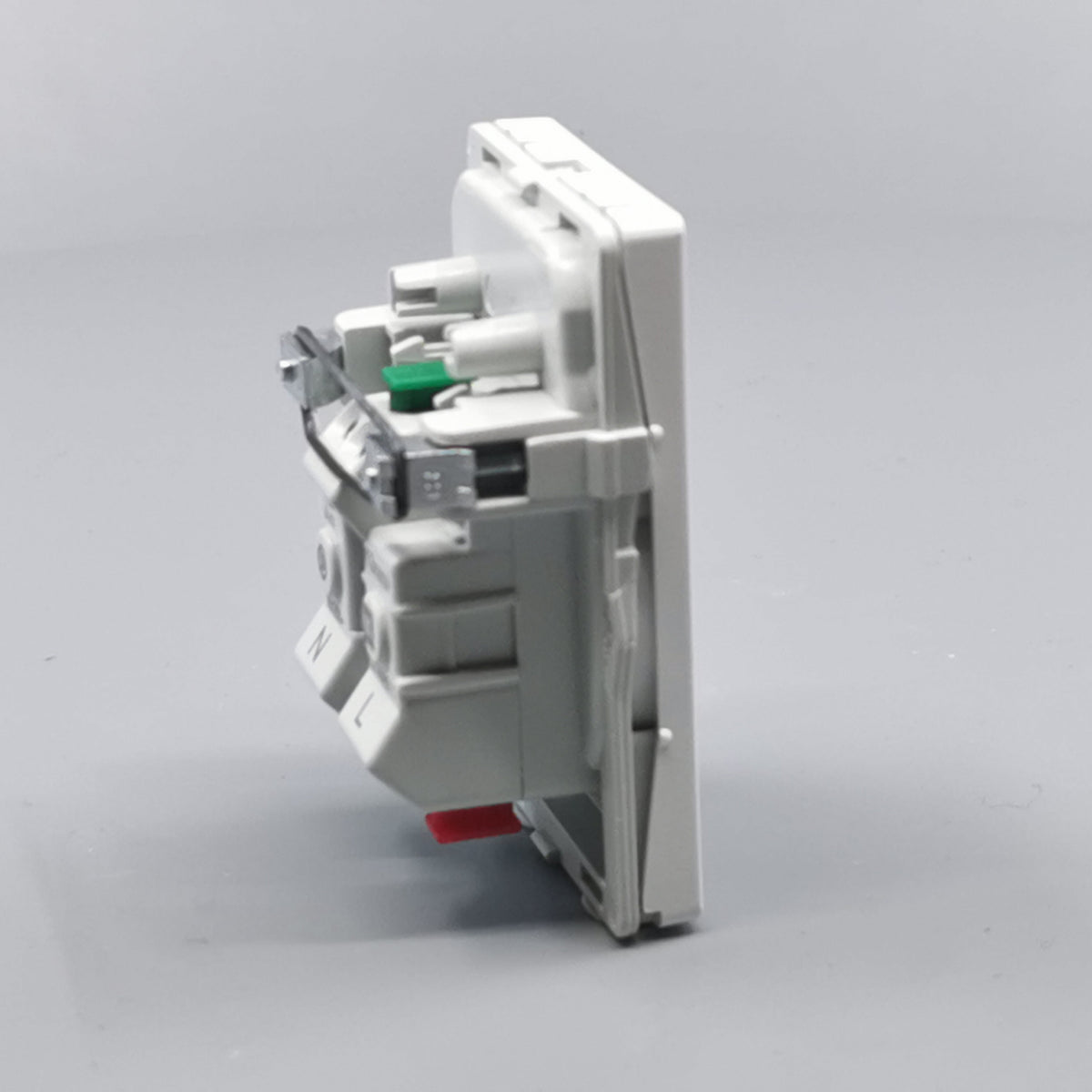 Fuga stikkontakt med jord 1½ modul 2-pol - hvid (360° frame 18)