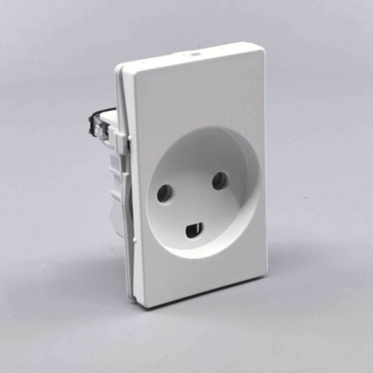 Fuga stikkontakt med jord 1½ modul 2-pol - hvid (360° frame 23)