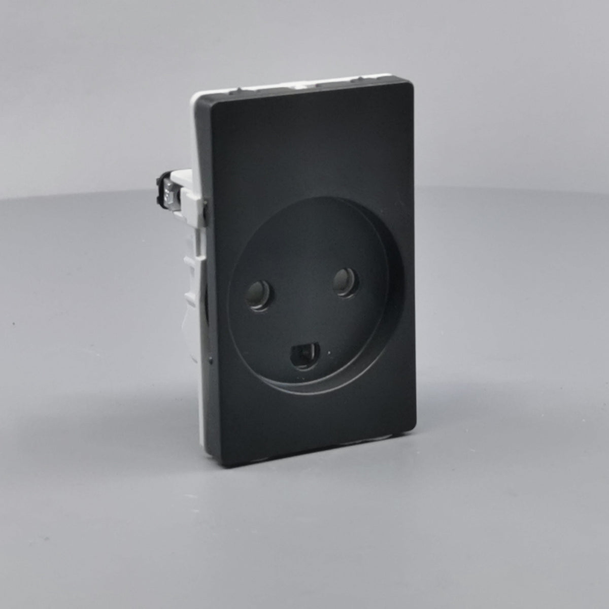 Fuga Stikkontakt 1½modul 2-pol med jord koksgrå (360° frame 23)