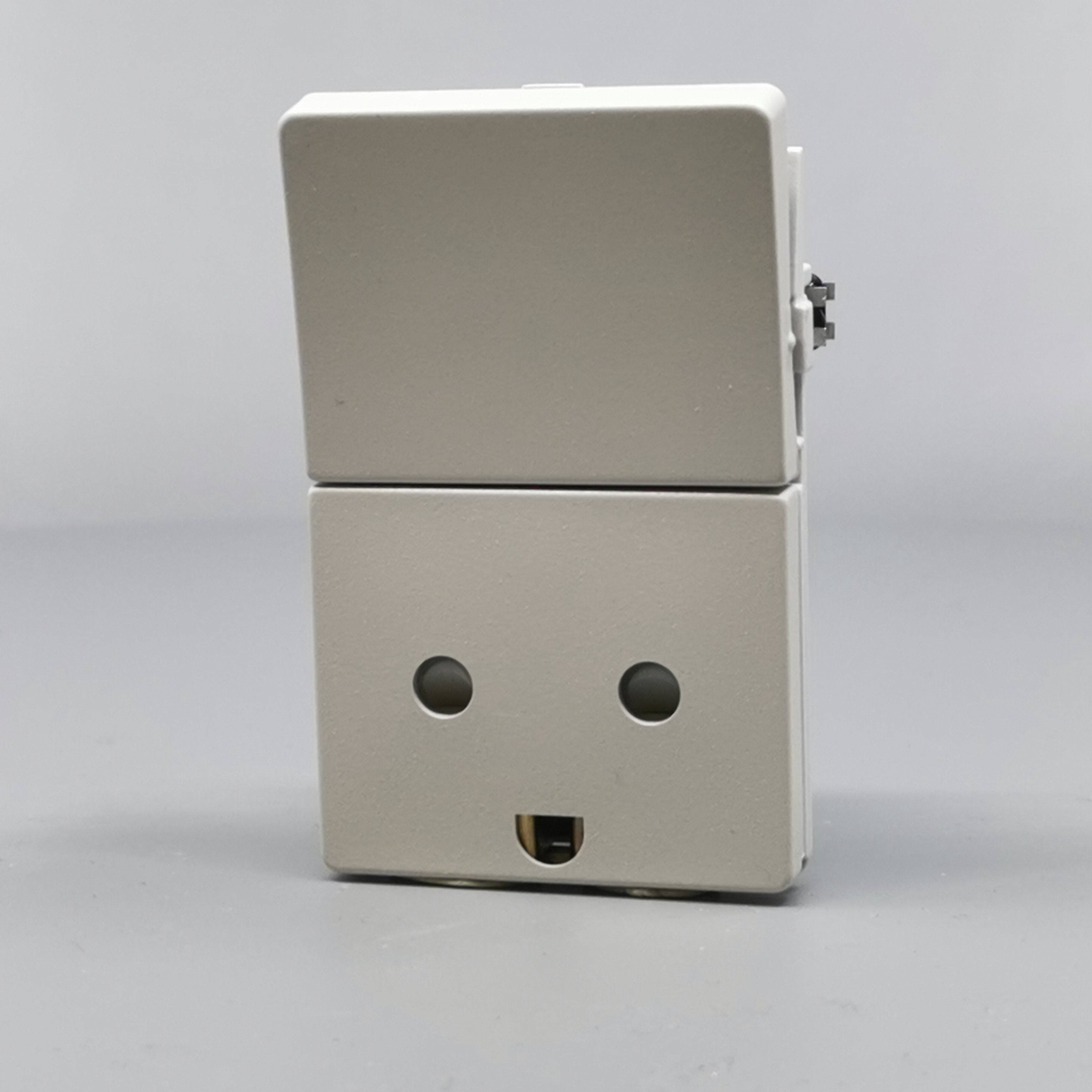 Fuga Stikkontakt 2-pol med jord lysegrå