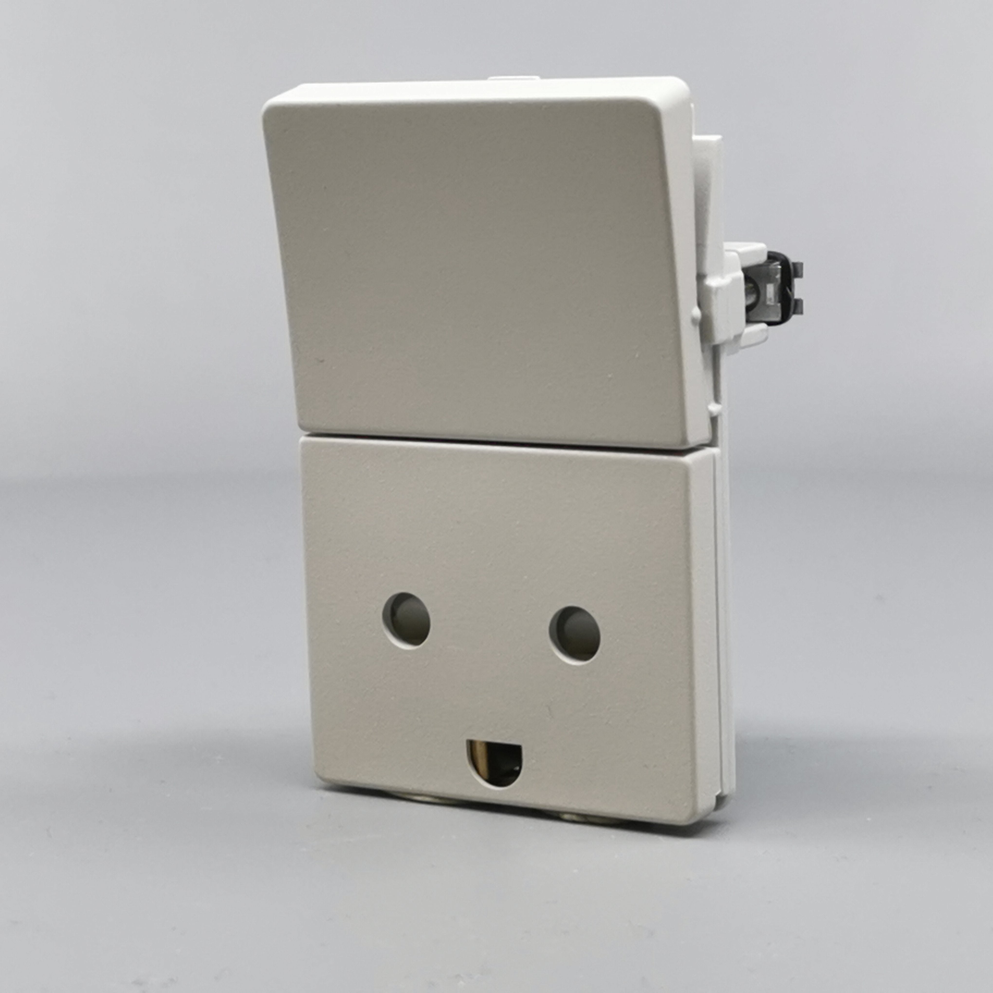 Fuga Stikkontakt 2-pol med jord lysegrå