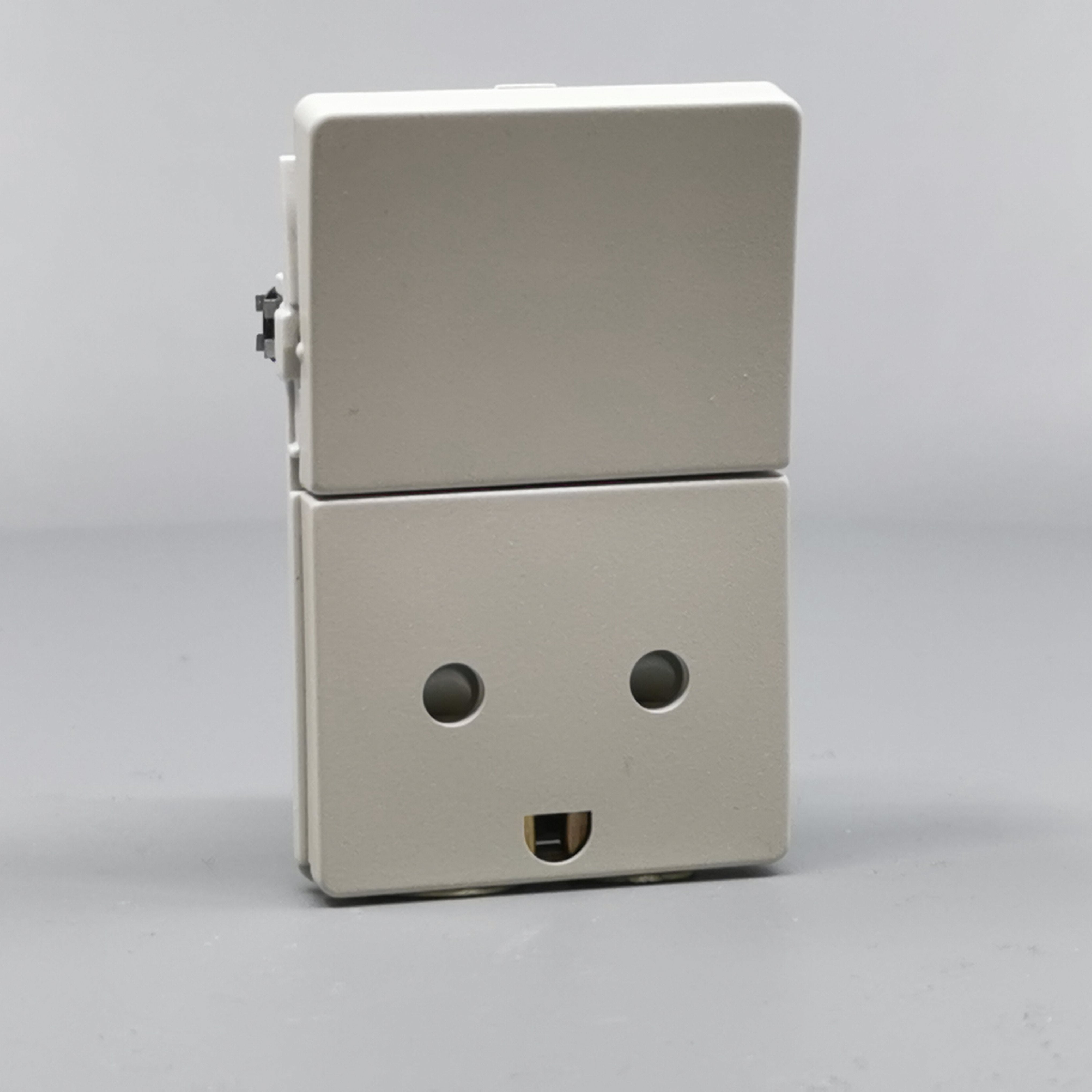 Fuga Stikkontakt 2-pol med jord lysegrå