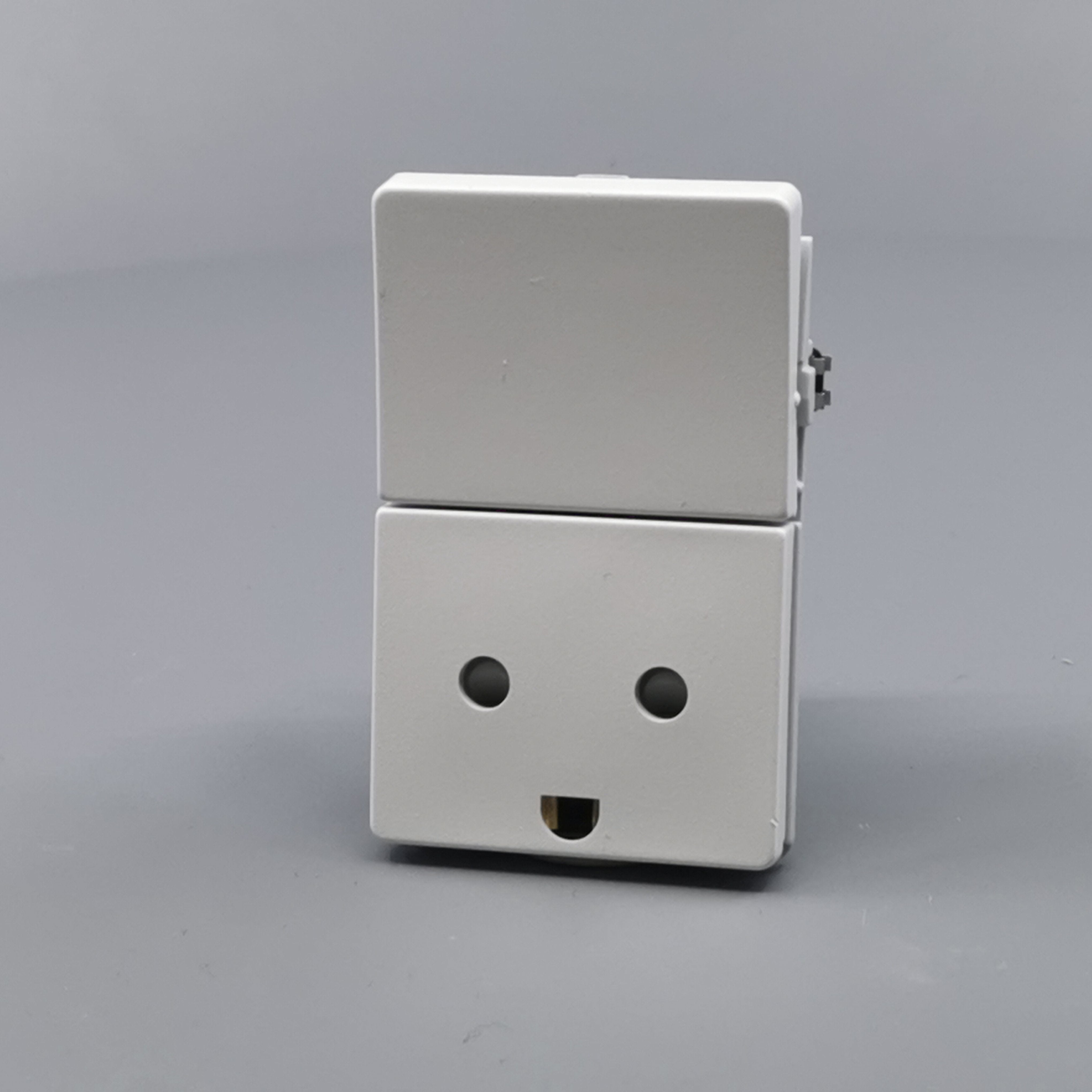 Fuga stikkontakt med jord og afbryder 1½ modul 2-pol - hvid