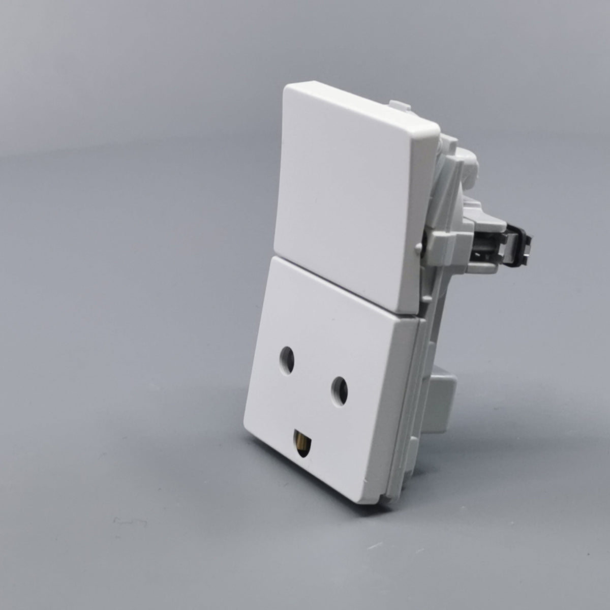 Fuga stikkontakt med jord og afbryder 1½ modul 2-pol - hvid (360° frame 5)