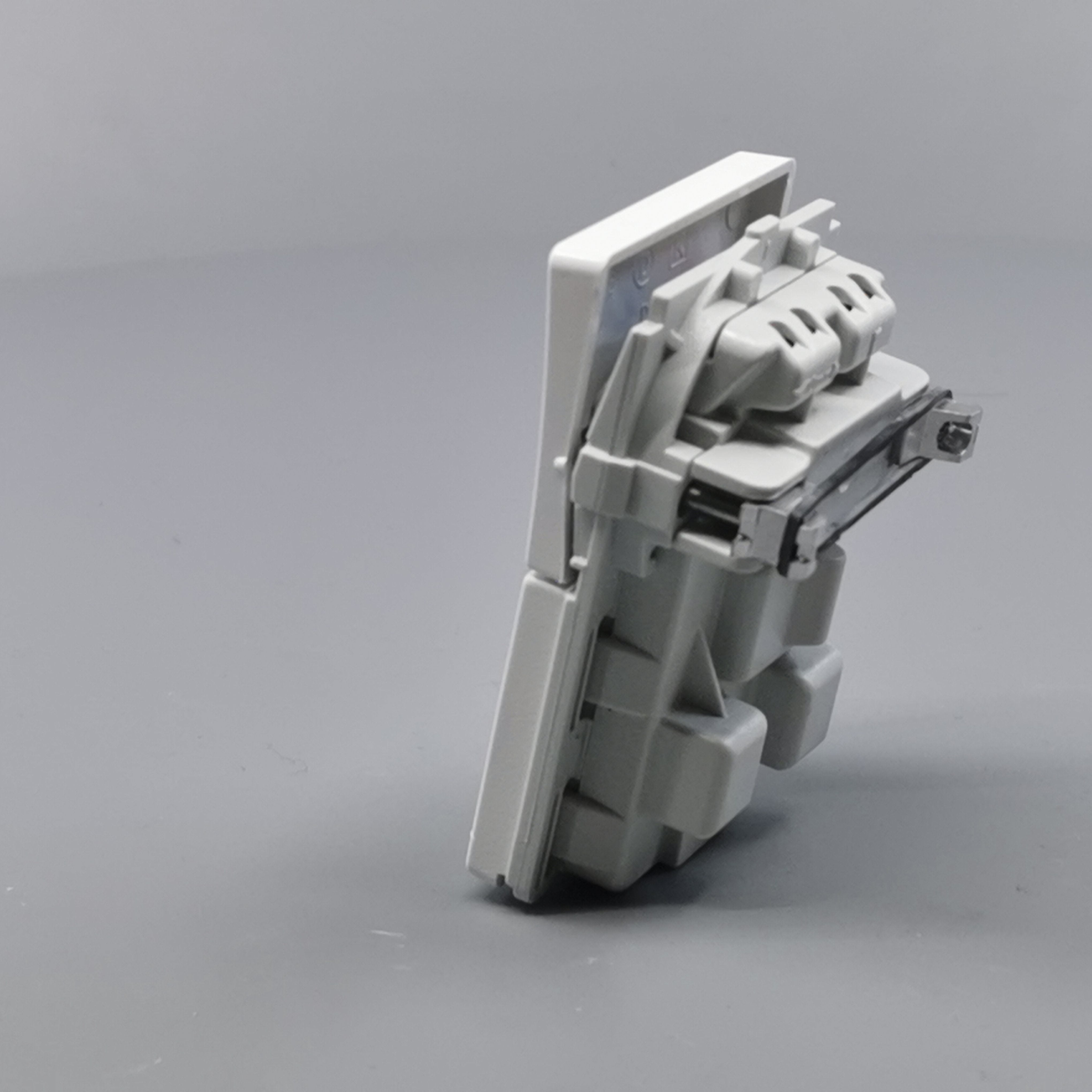 Fuga stikkontakt med jord og afbryder 1½ modul 2-pol - hvid