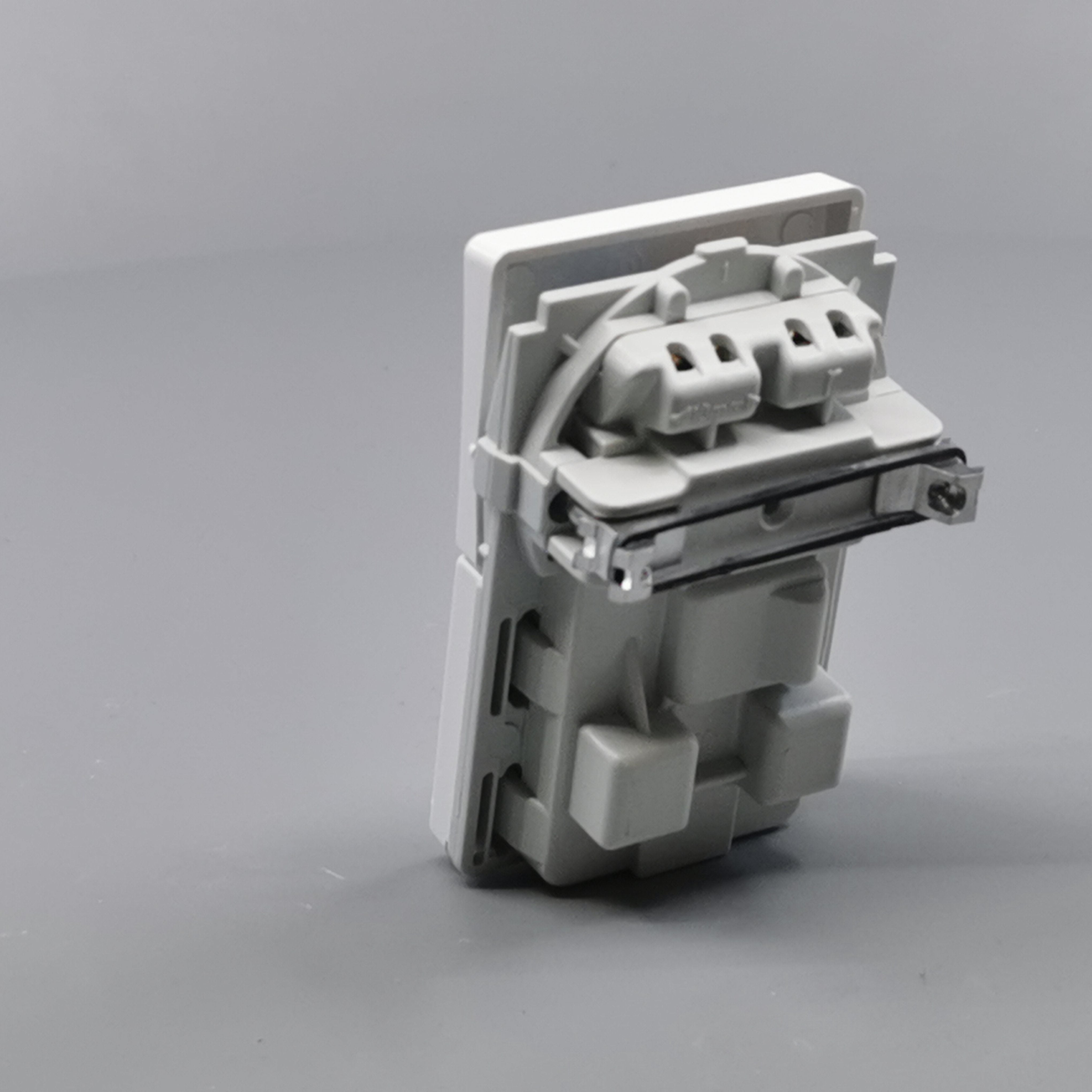 Fuga stikkontakt med jord og afbryder 1½ modul 2-pol - hvid