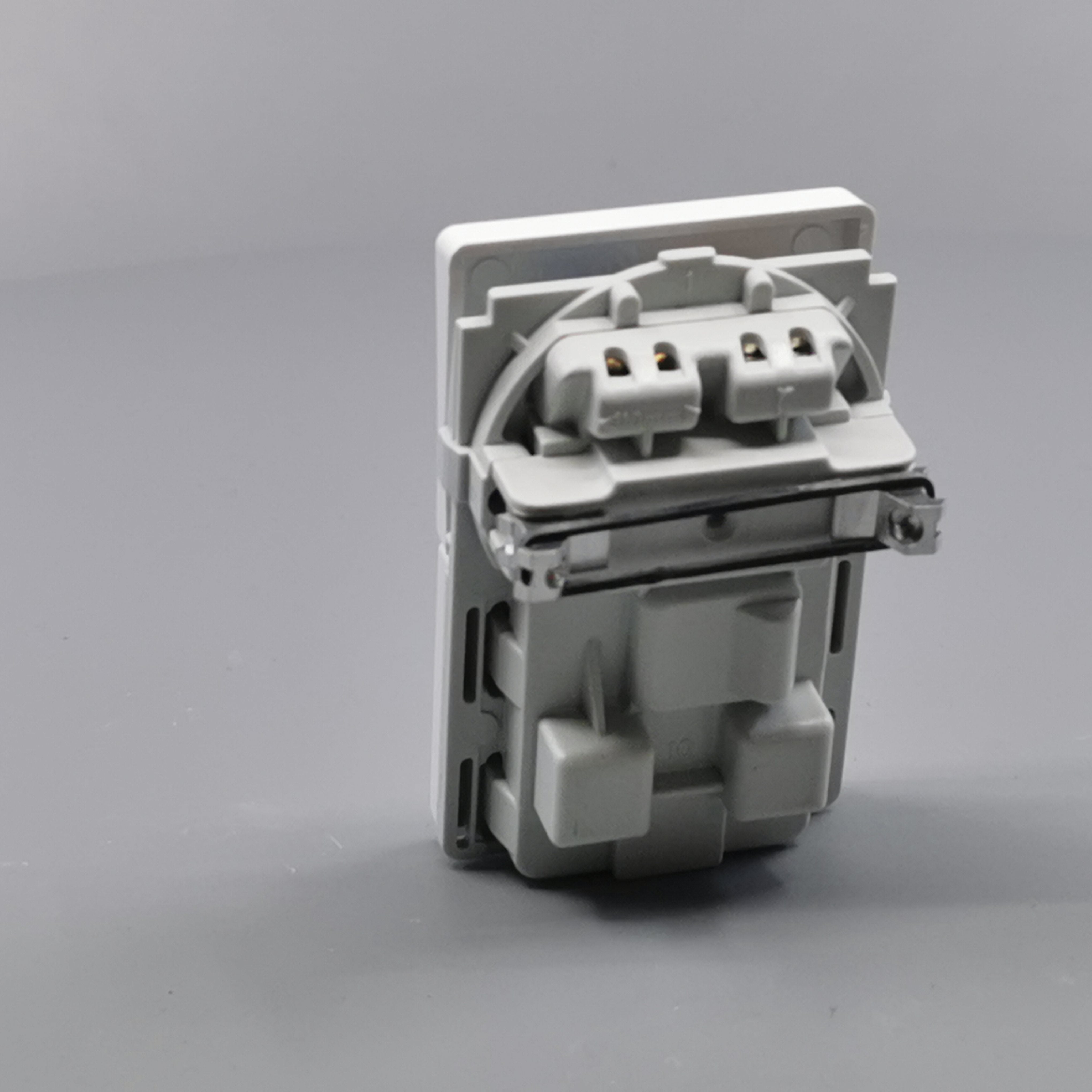 Fuga stikkontakt med jord og afbryder 1½ modul 2-pol - hvid