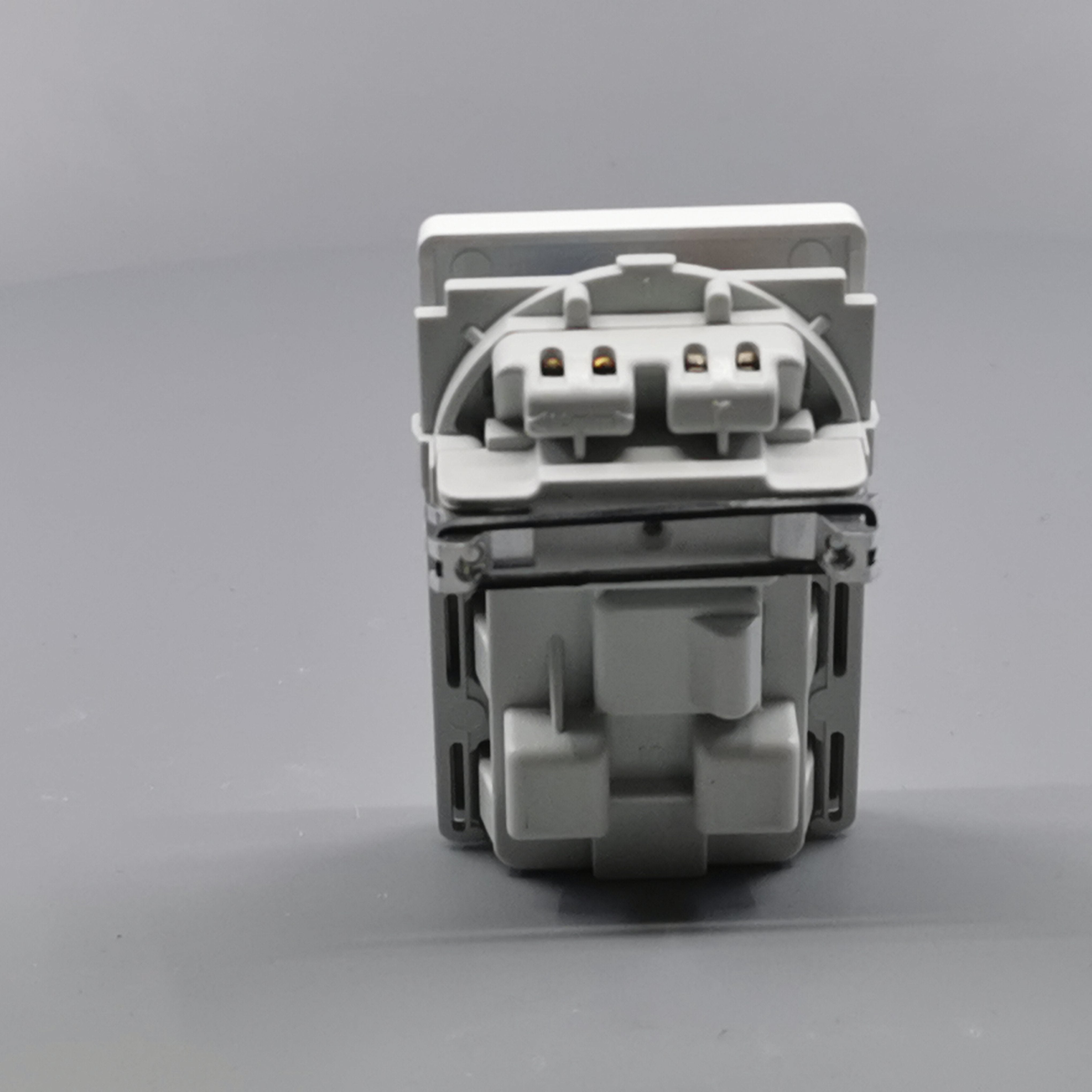 Fuga stikkontakt med jord og afbryder 1½ modul 2-pol - hvid