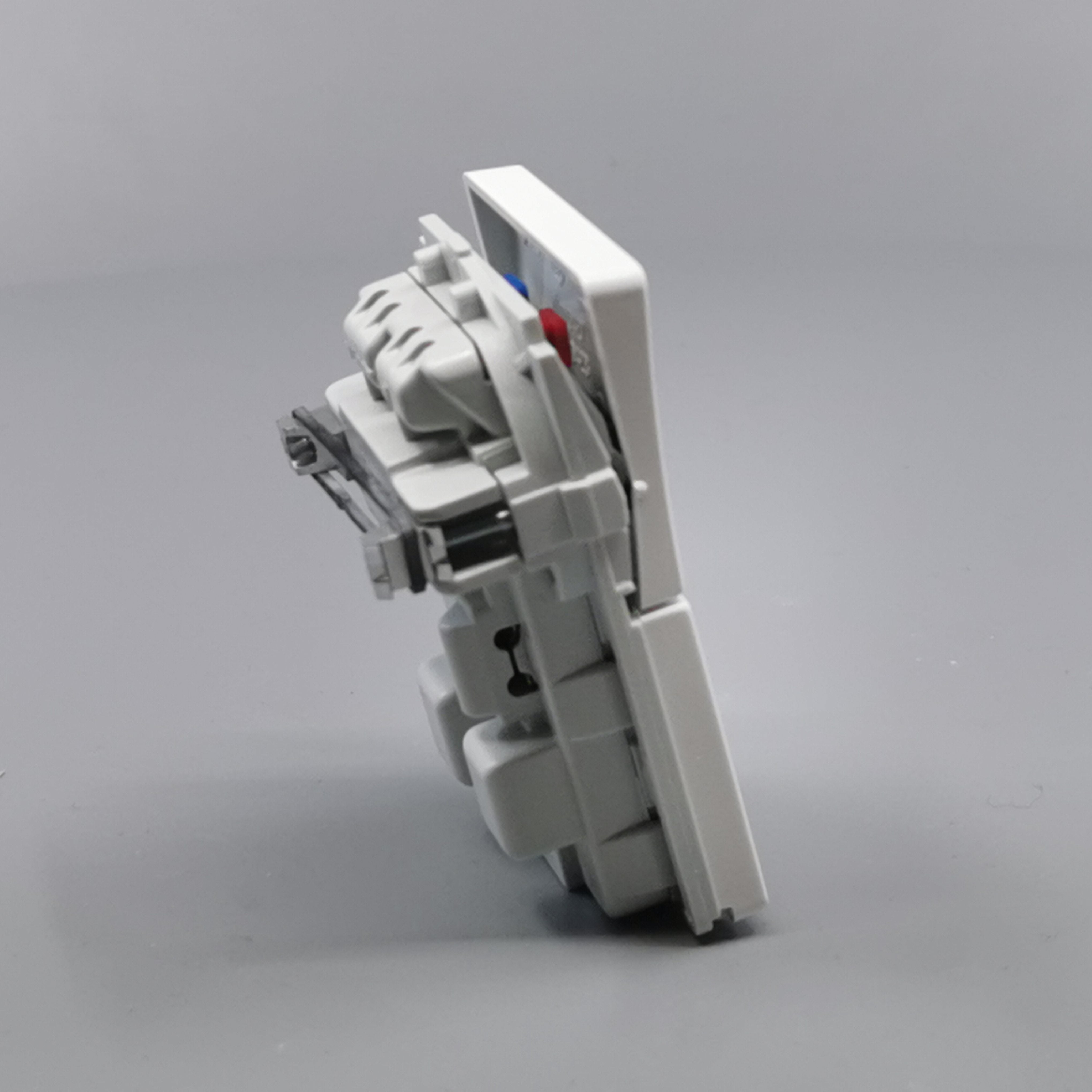 Fuga stikkontakt med jord og afbryder 1½ modul 2-pol - hvid