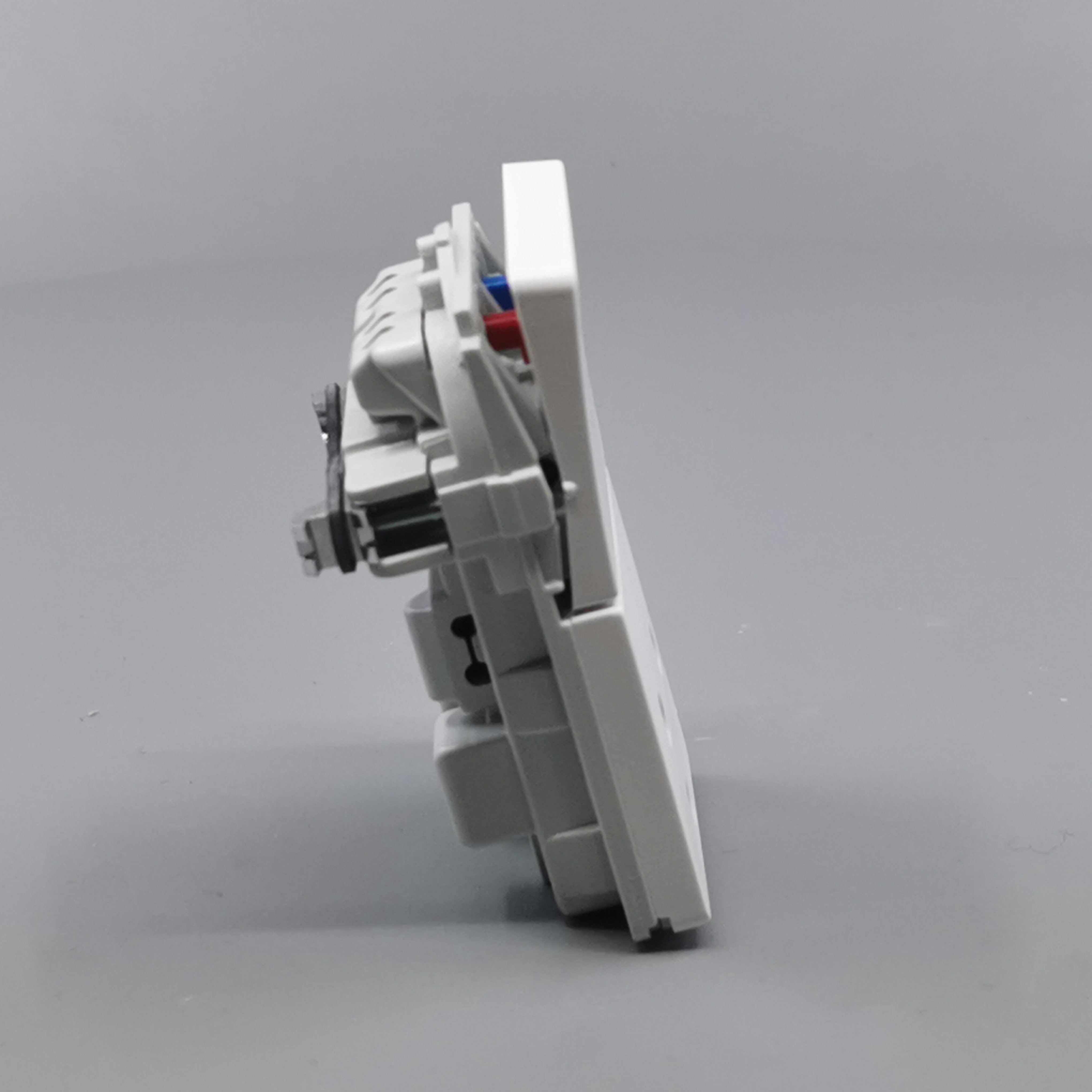 Fuga stikkontakt med jord og afbryder 1½ modul 2-pol - hvid