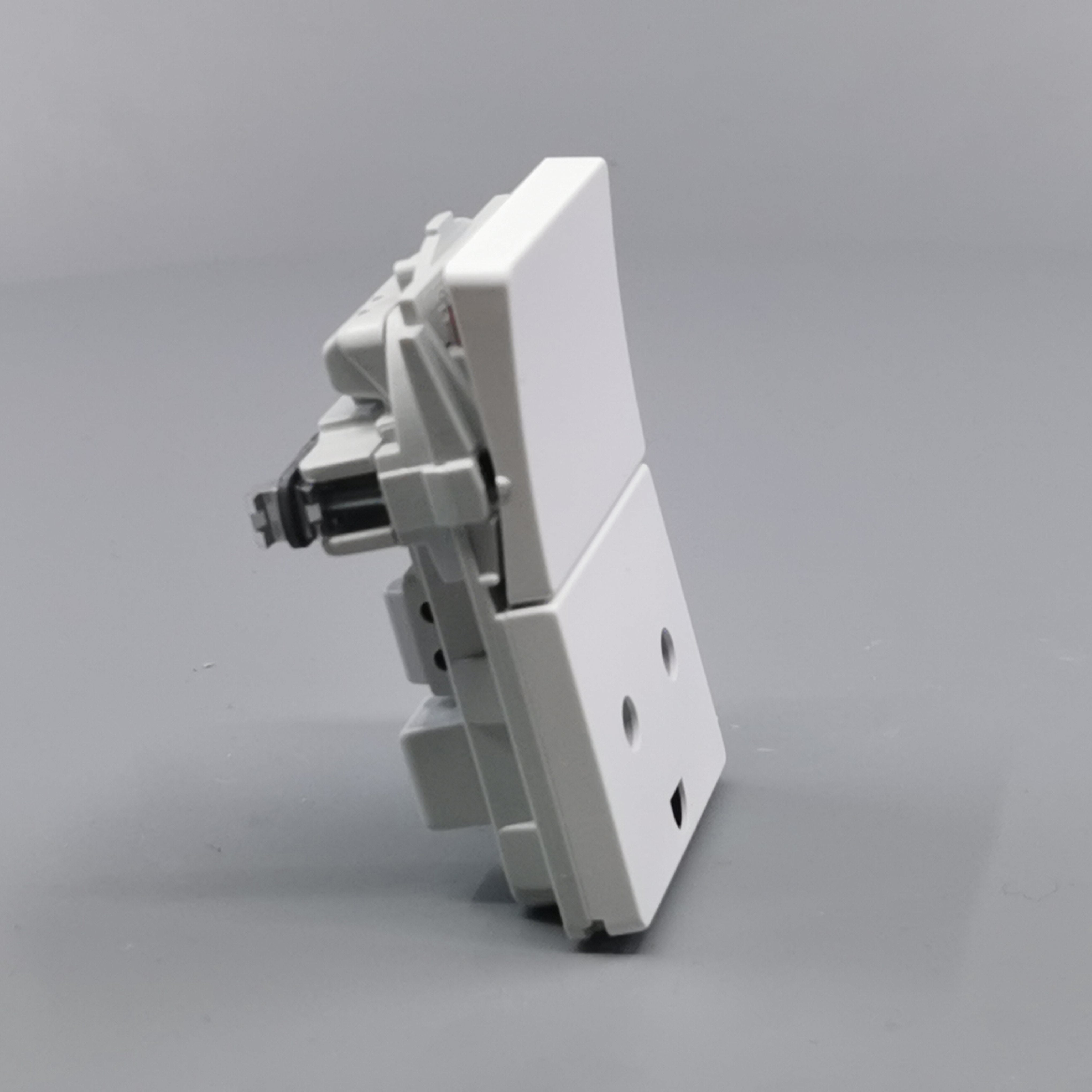 Fuga stikkontakt med jord og afbryder 1½ modul 2-pol - hvid