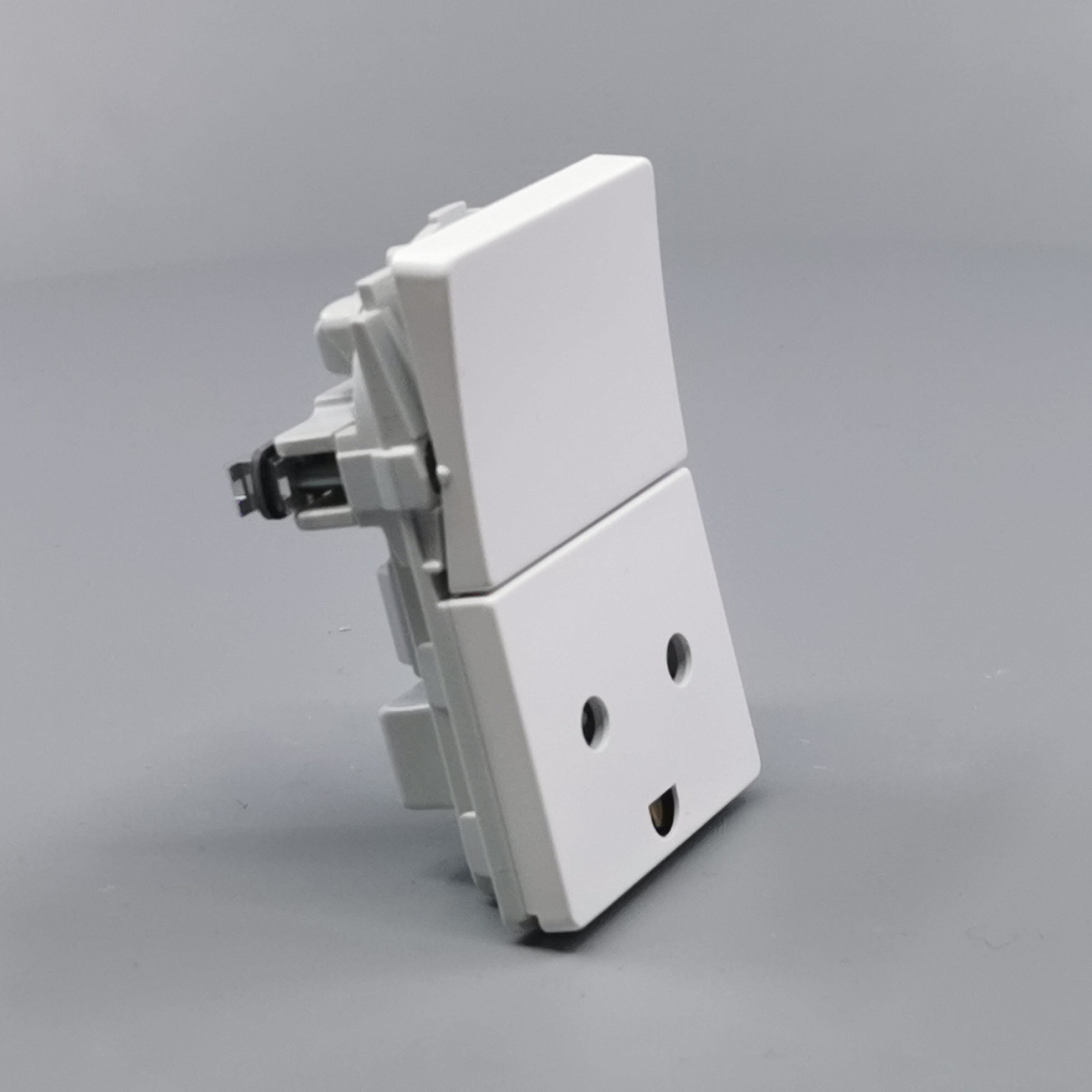 Fuga stikkontakt med jord og afbryder 1½ modul 2-pol - hvid