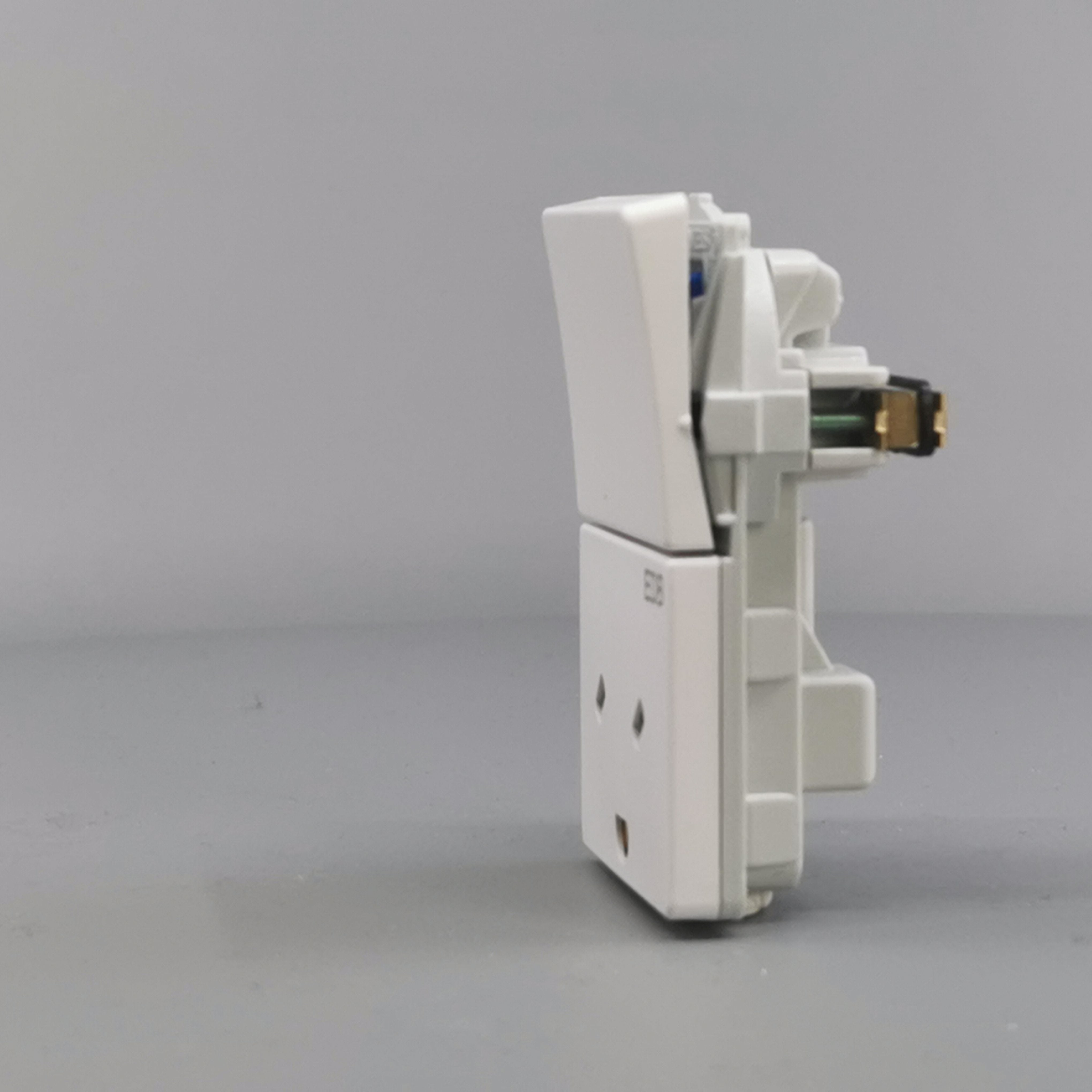 Fuga EDB stikkon. med jord og afbryder 2-pol - hvid