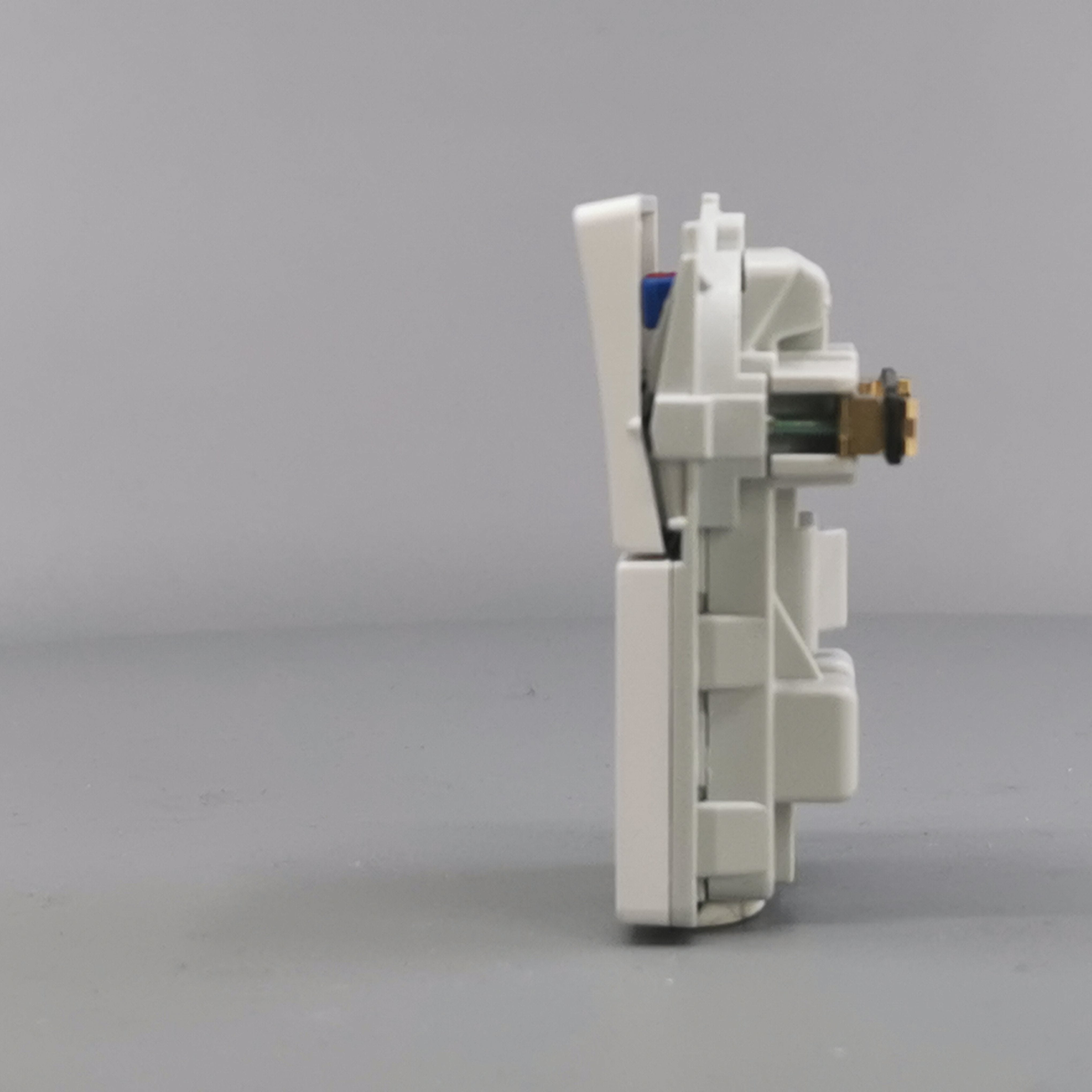 Fuga EDB stikkon. med jord og afbryder 2-pol - hvid