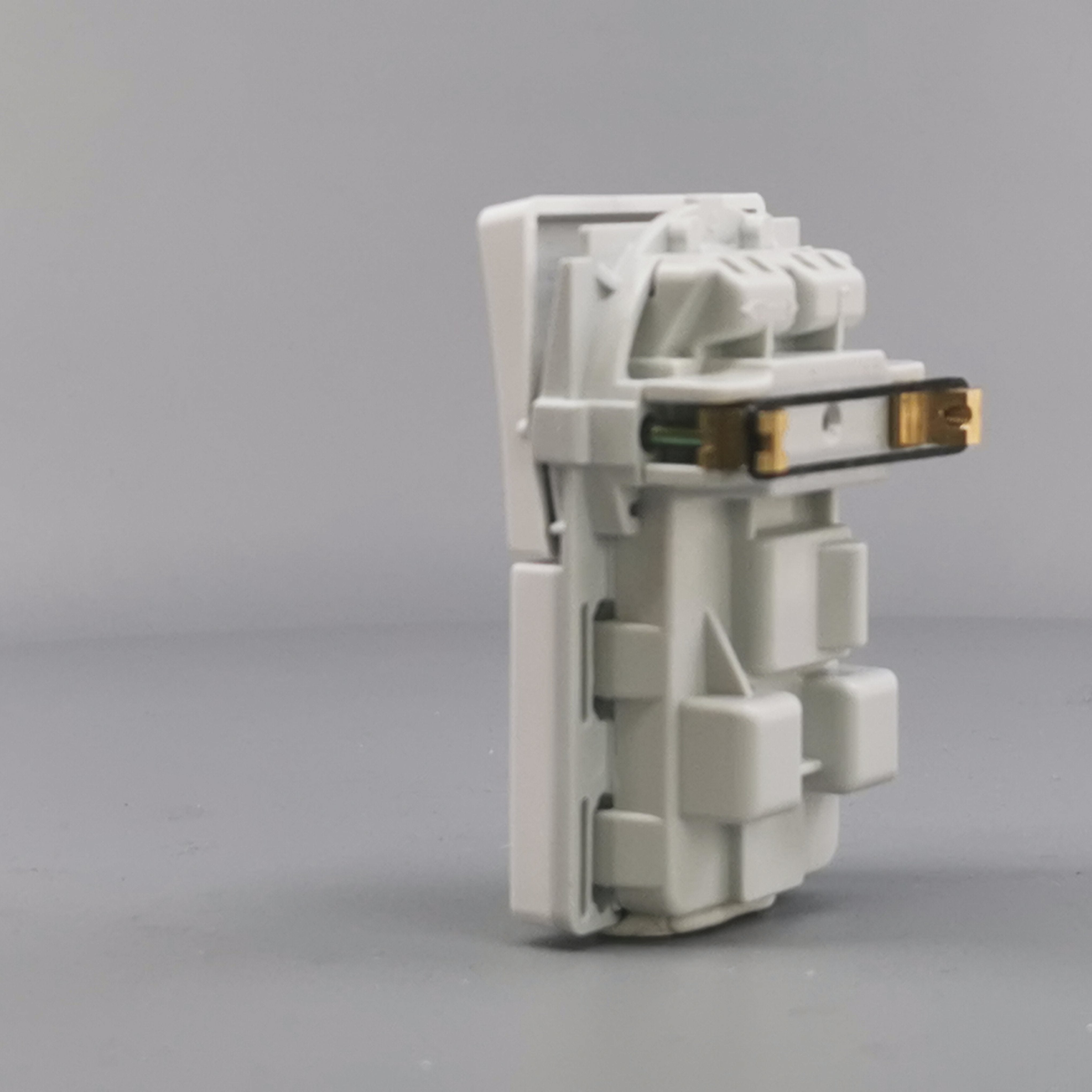 Fuga EDB stikkon. med jord og afbryder 2-pol - hvid