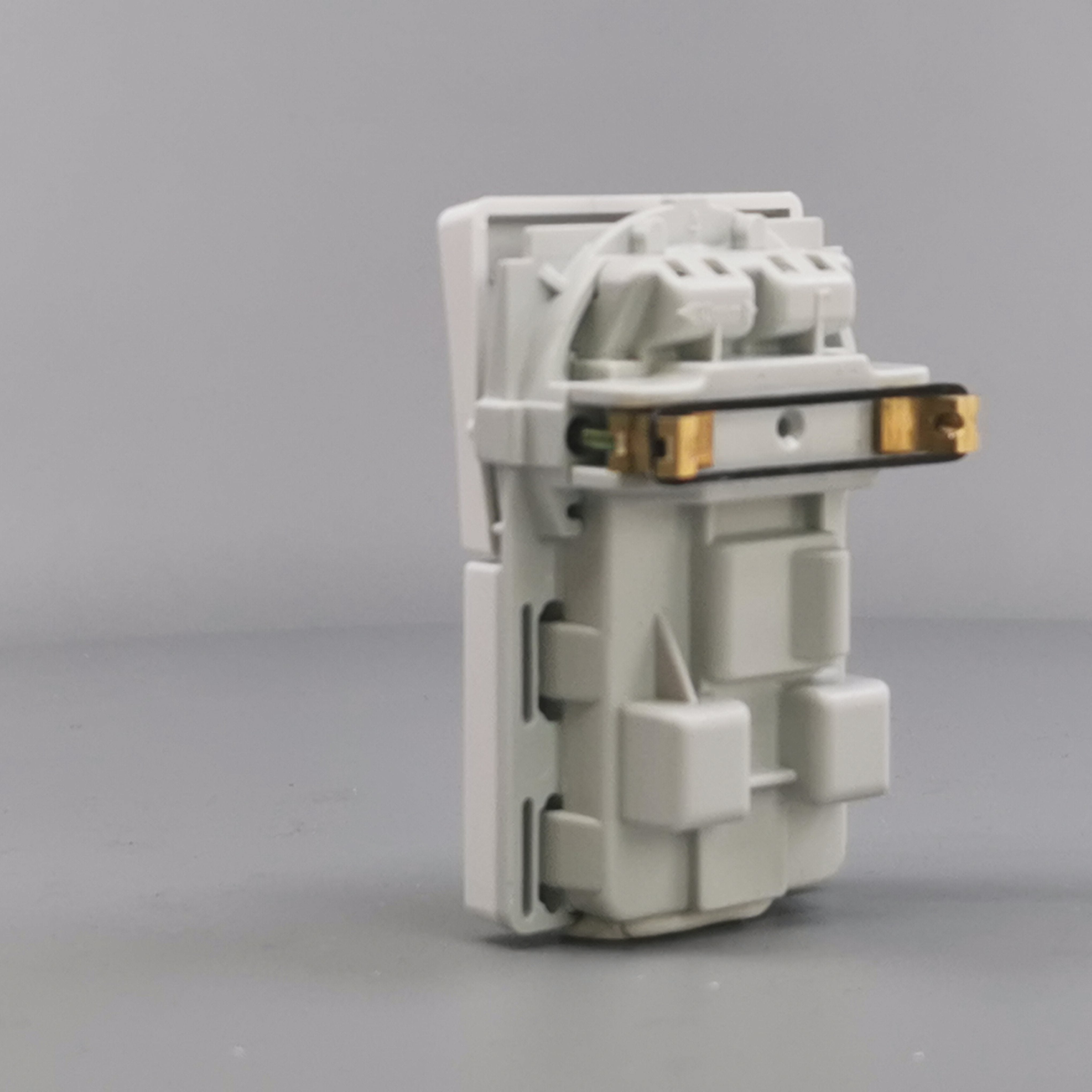 Fuga EDB stikkon. med jord og afbryder 2-pol - hvid